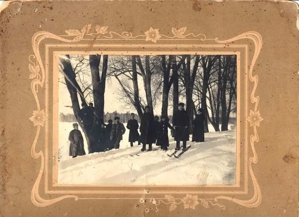 2 фотографии «Зимний отдых». Россия, нач. XX века.