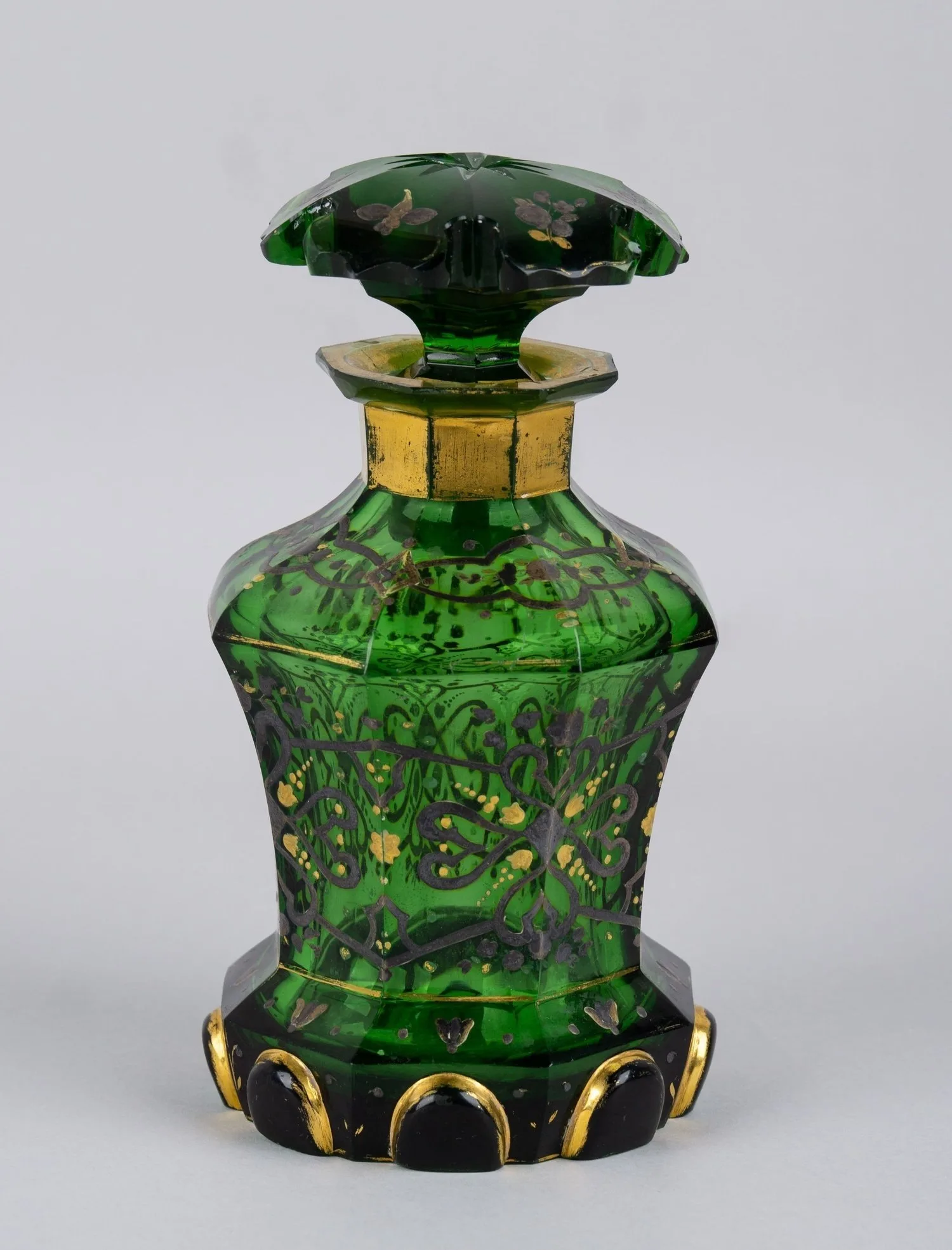 (Период правления Николая I). Флакон большой из зеленого стекла с росписью золотом и серебром. Россия, Императорский Стеклянный завод, 1830-1840-е годы.