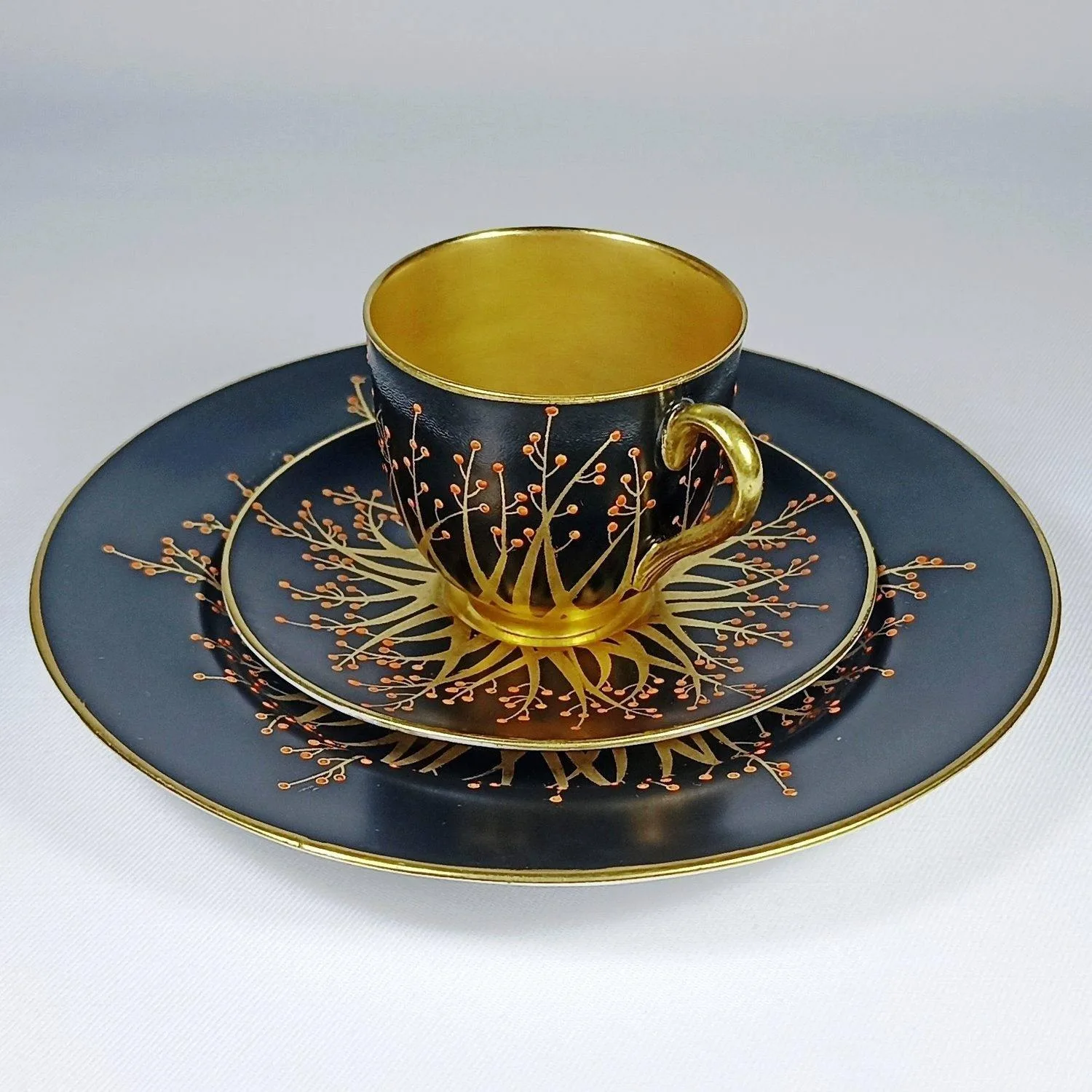 (Royal Worcester) Кофейная пара и десертная тарелка с росписью в виде золотых веточек с красными ягодами. Англия, Royal Worcester, 1916 (чашка и блюдце), 1917 (десертная тарелка).
