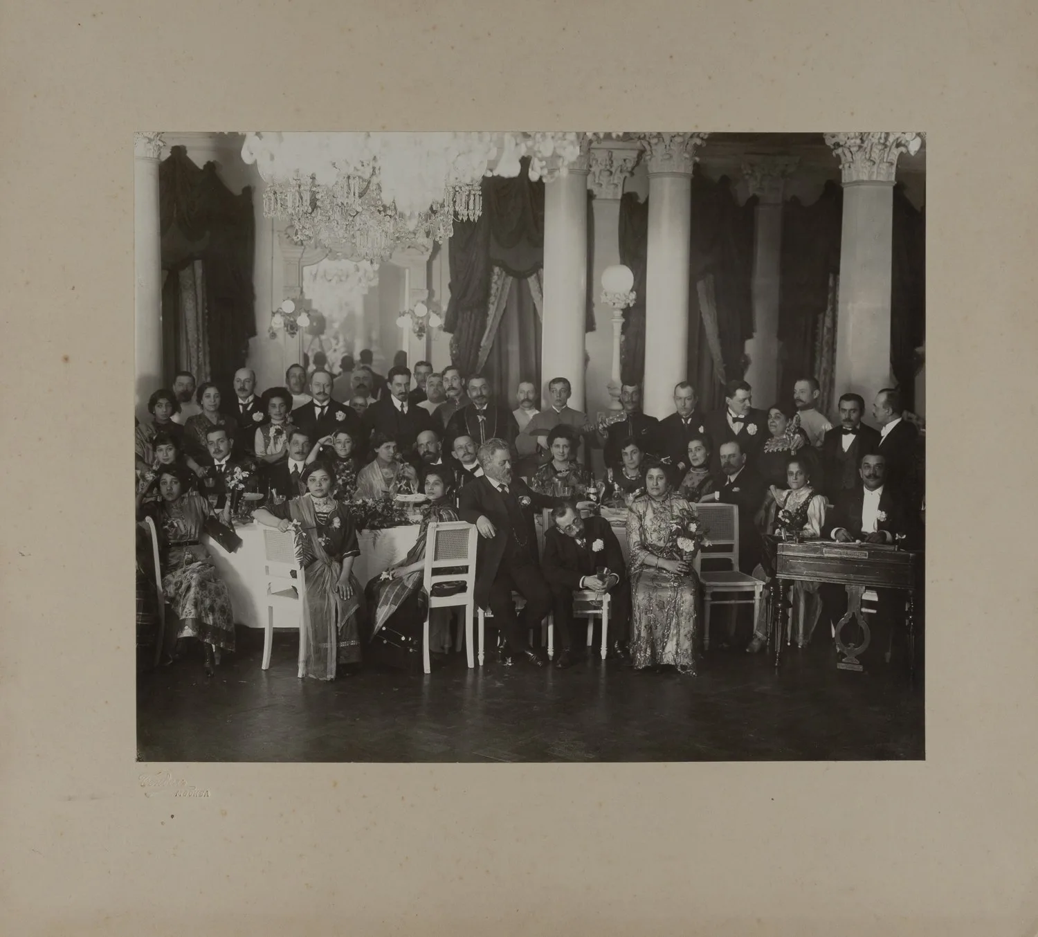 Бендель Э.С. Групповая постановочная фотография «Цыганский хор в московском ресторане». Нач. XX века.