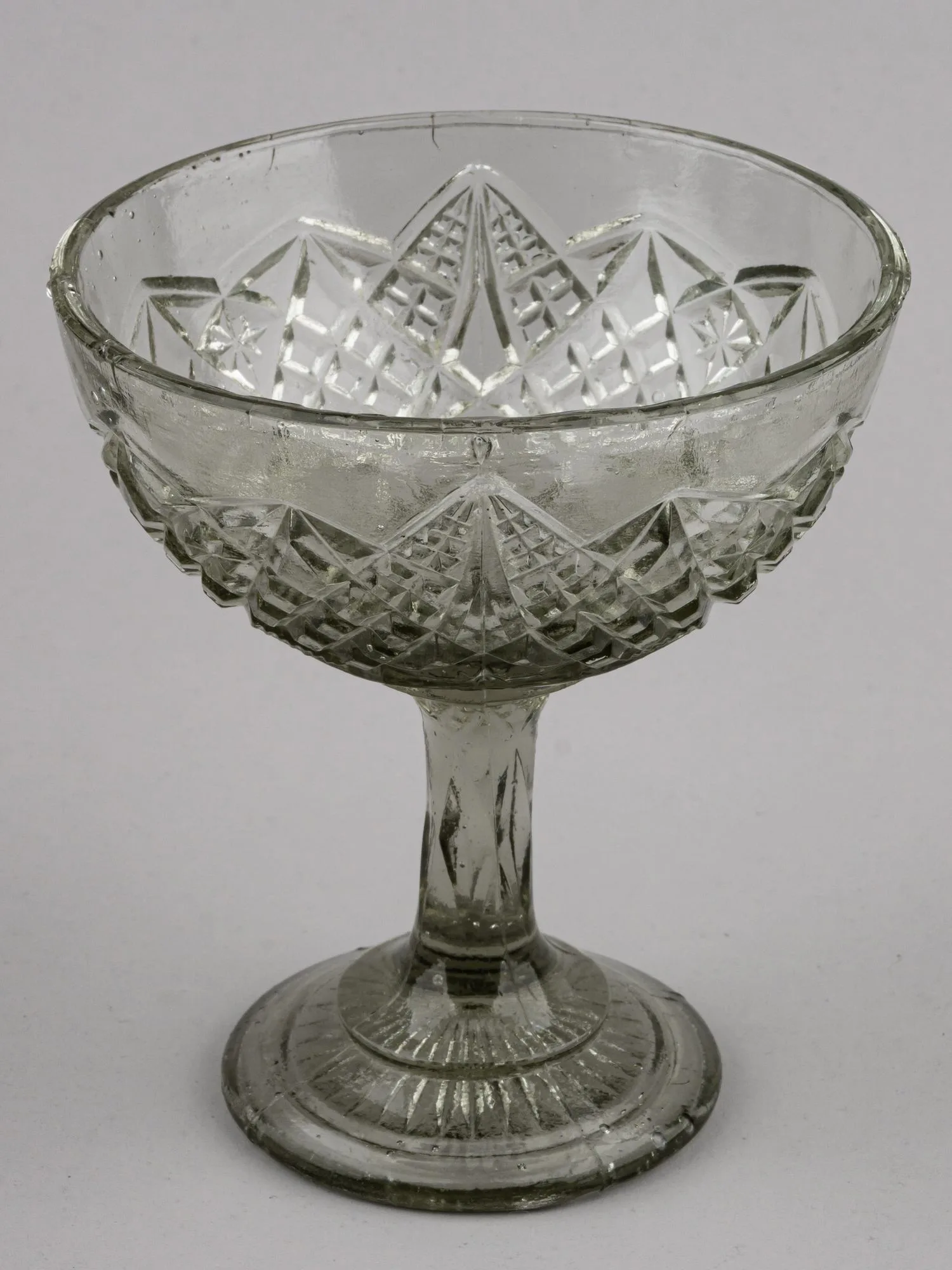 Конфетница прессованного стекла. СССР, Стекольный завод имени Бухарина, 1930-е годы.