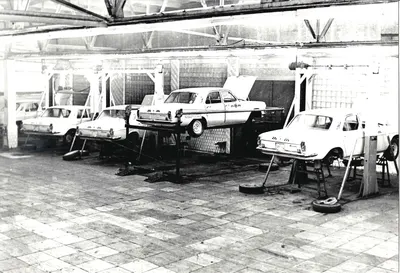 Тарасевич В.С. Фотография «Техосмотр в таксопарке». 1970-е годы.