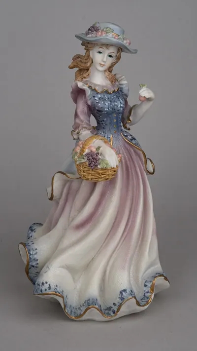 Кукла «Дама с фруктами, аллегория Лета». Великобритания, фирма Enesco, серия «New Wish Collection», 2006 г.