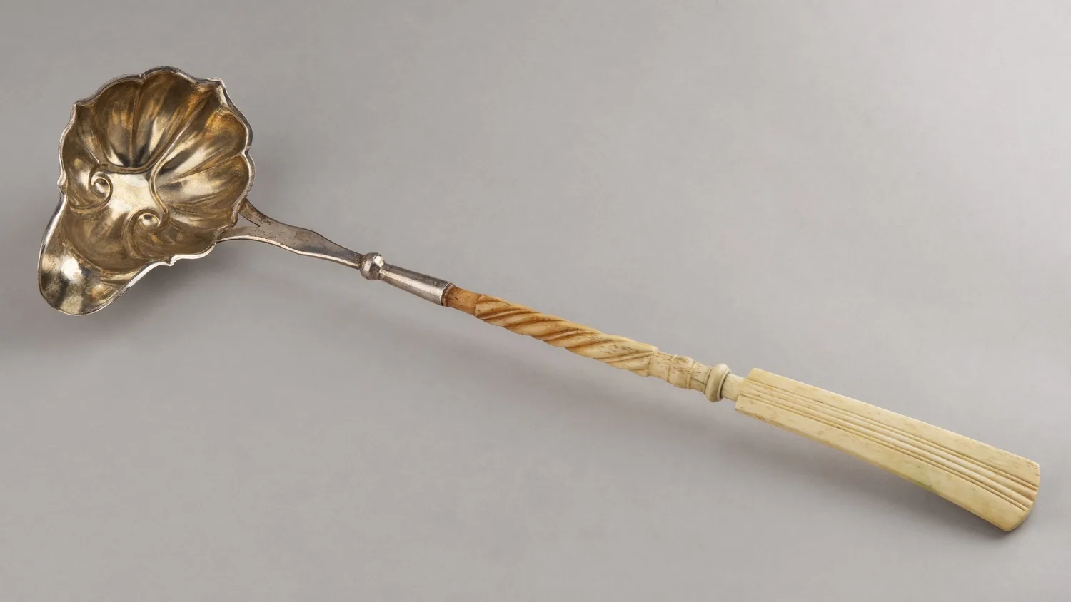 Половник с резной костяной ручкой. Германия, 1850-1888 годы.