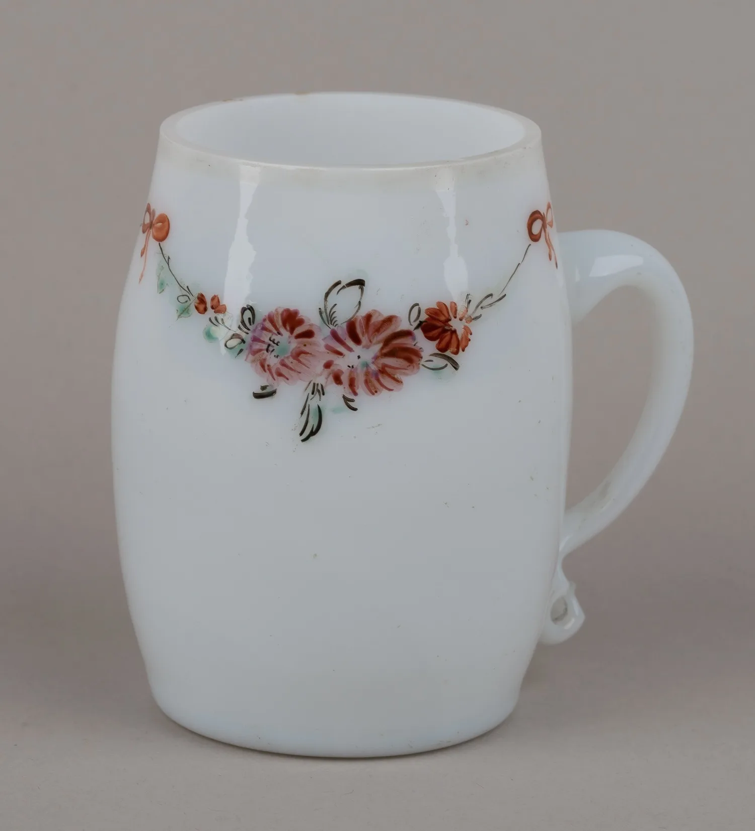 Кружка-бочонок с цветочной гирлянды с розами. Россия, 1780-1790-е годы.