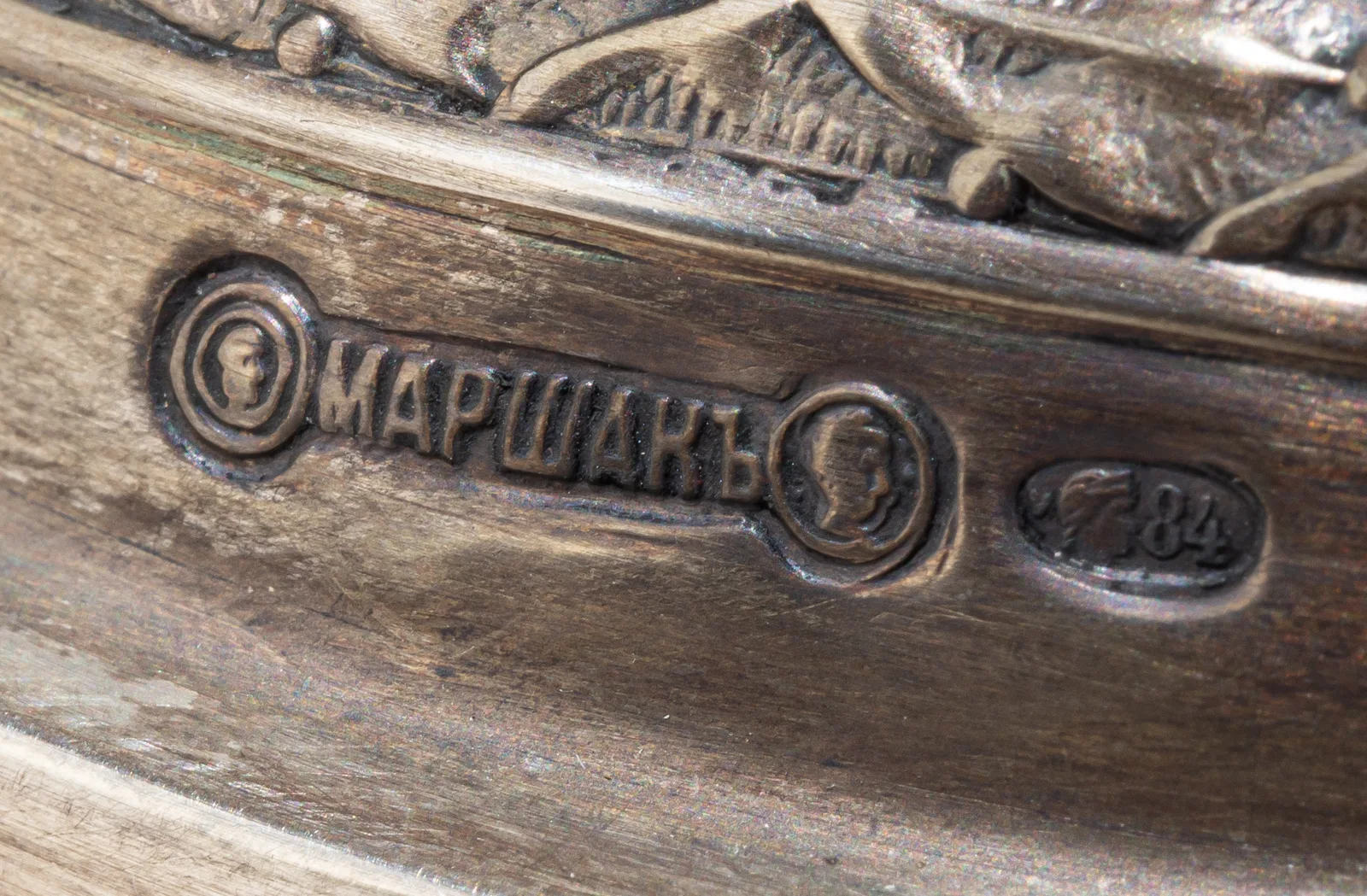 (Ювелирный дом «Маршакъ») Ваза аметистового стекла в серебряной оправе.
Российская империя, Киев, ювелирная фирма Иосифа Маршака, 1908–1918 годы. — фото 7