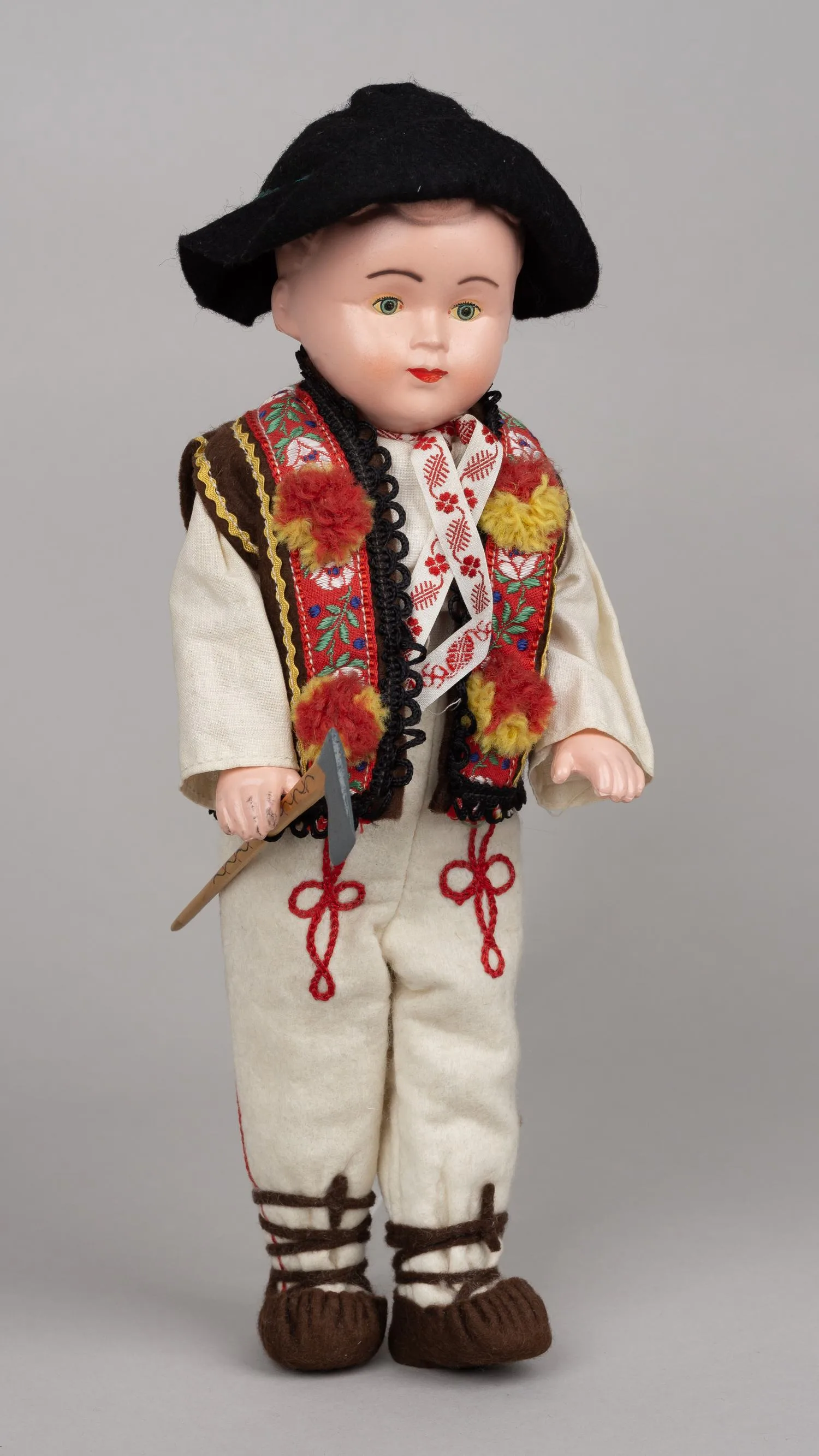 Кукла «Мальчик в национальном костюме гуцула». СССР, 1960-70-е годы.