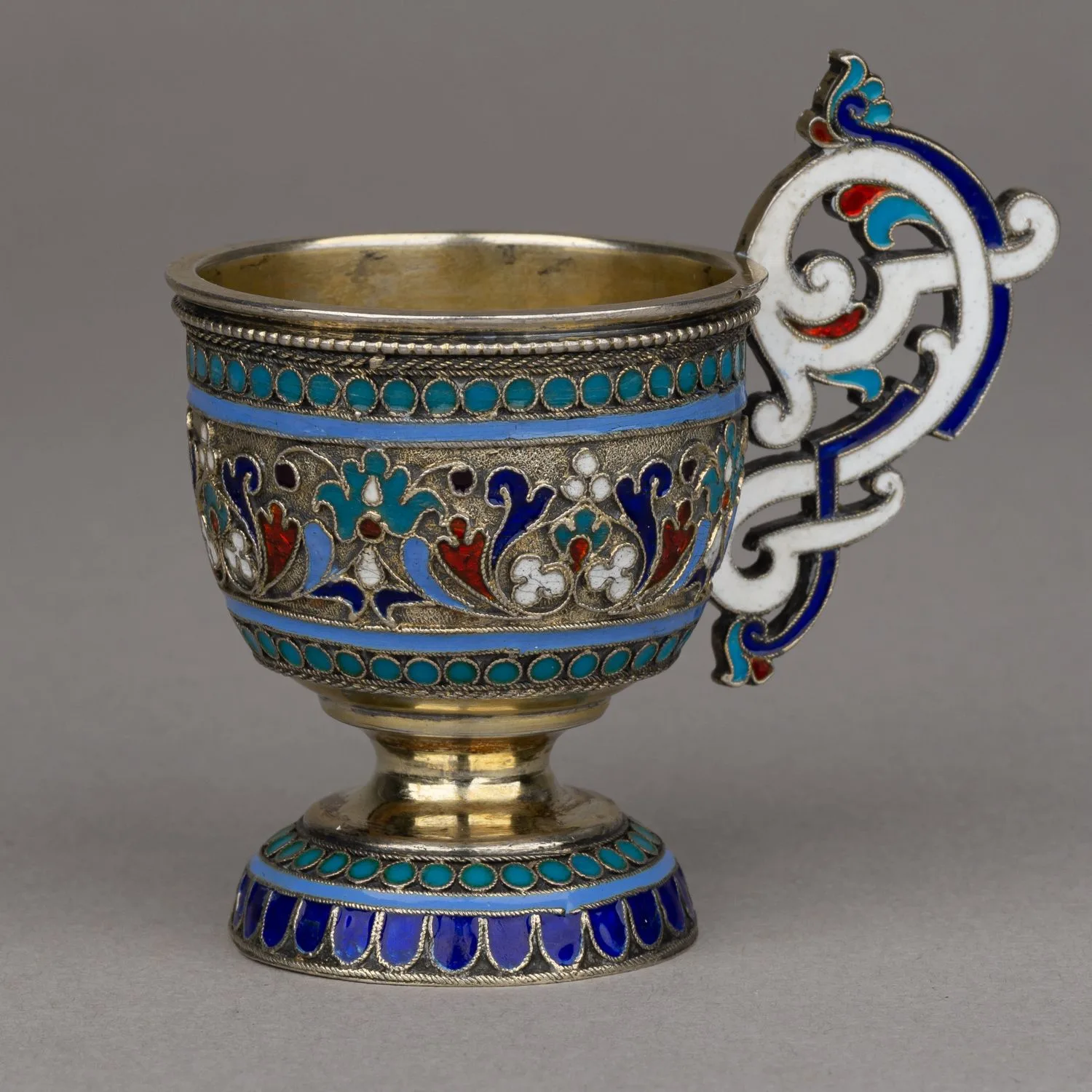 Эмалевая чарка с ручкой. Россия, Москва, мастер Иван Салтыков, 1880-е годы.