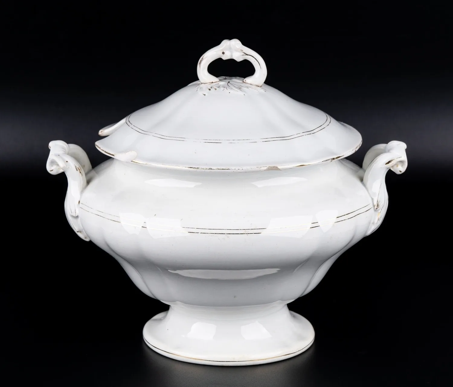 Супница с рельефом и золочением. Россия, Кузнецов, 1889-1917 годы.