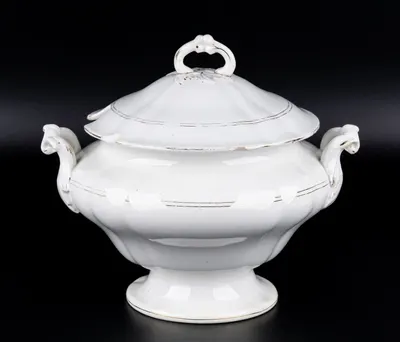 Супница с рельефом и золочением. Россия, Кузнецов, 1889-1917 годы.