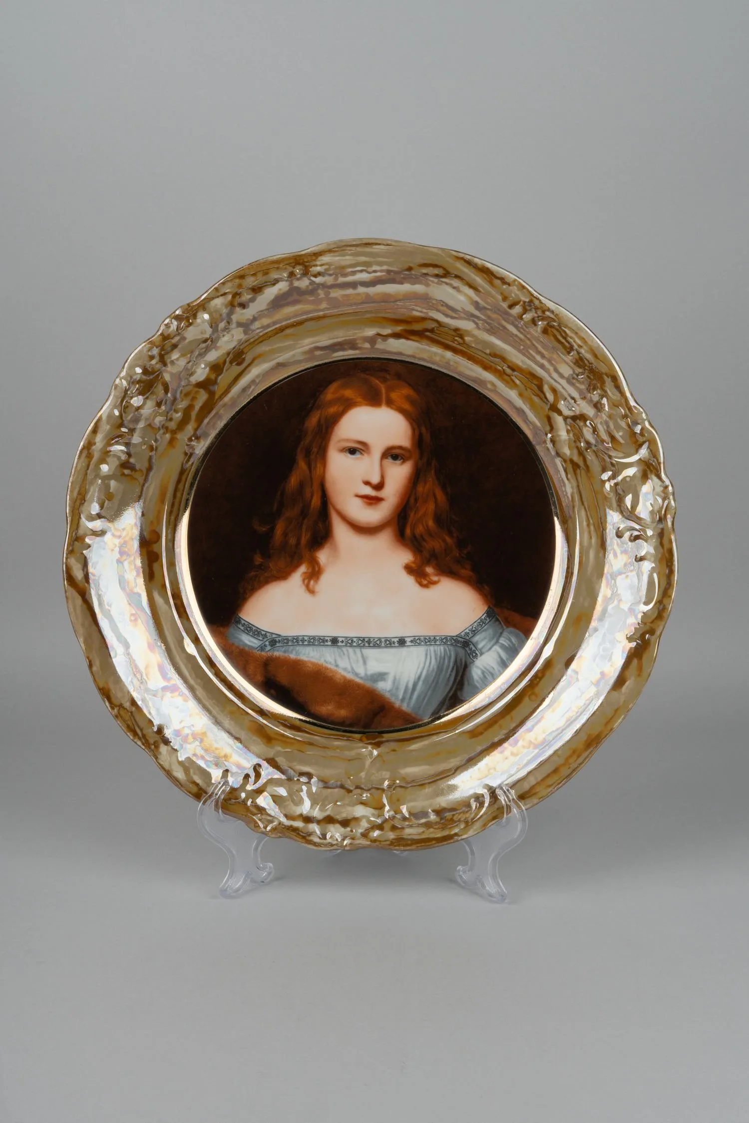 Тарелка с портретом рыжеволосой дамы и люстовым бортом. Польша, фирма Zakłady Porcelany Stołowej Wałbrzych, вторая половина ХХ века.