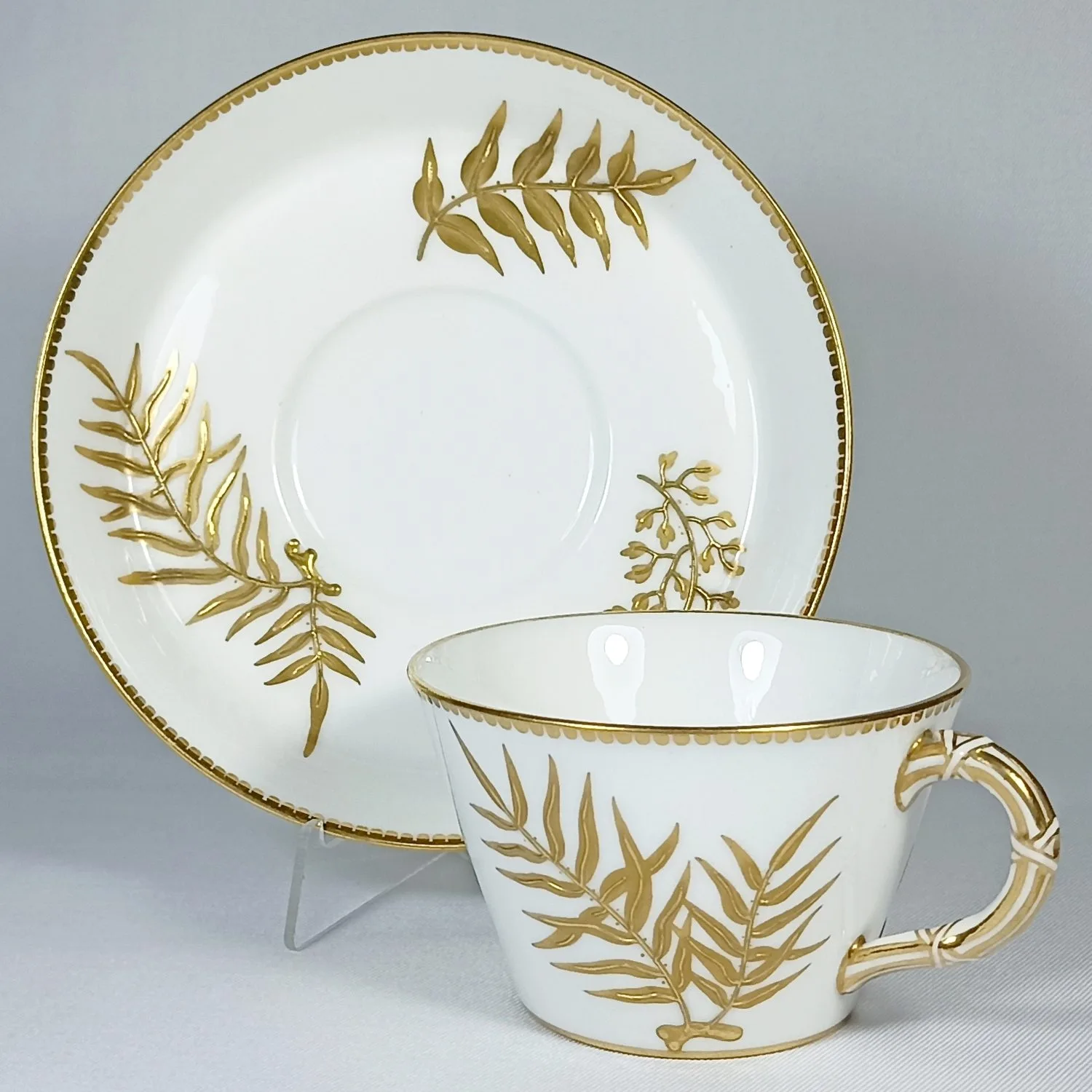 (Royal Worcester) Чайная пара с росписью в виде листьев. Англия, Royal Worcester, 1879.