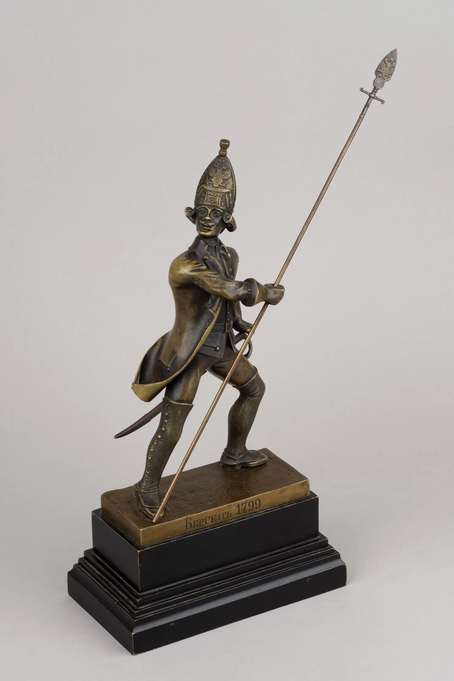 Скульптура «Гренадер Лейб-Гвардии павловского полка с пикой». Россия, С.-Петербург; скульптор АЛ. Редькин, 1912; литье неизвестной бронзовой мастерской, 1910-е годы.