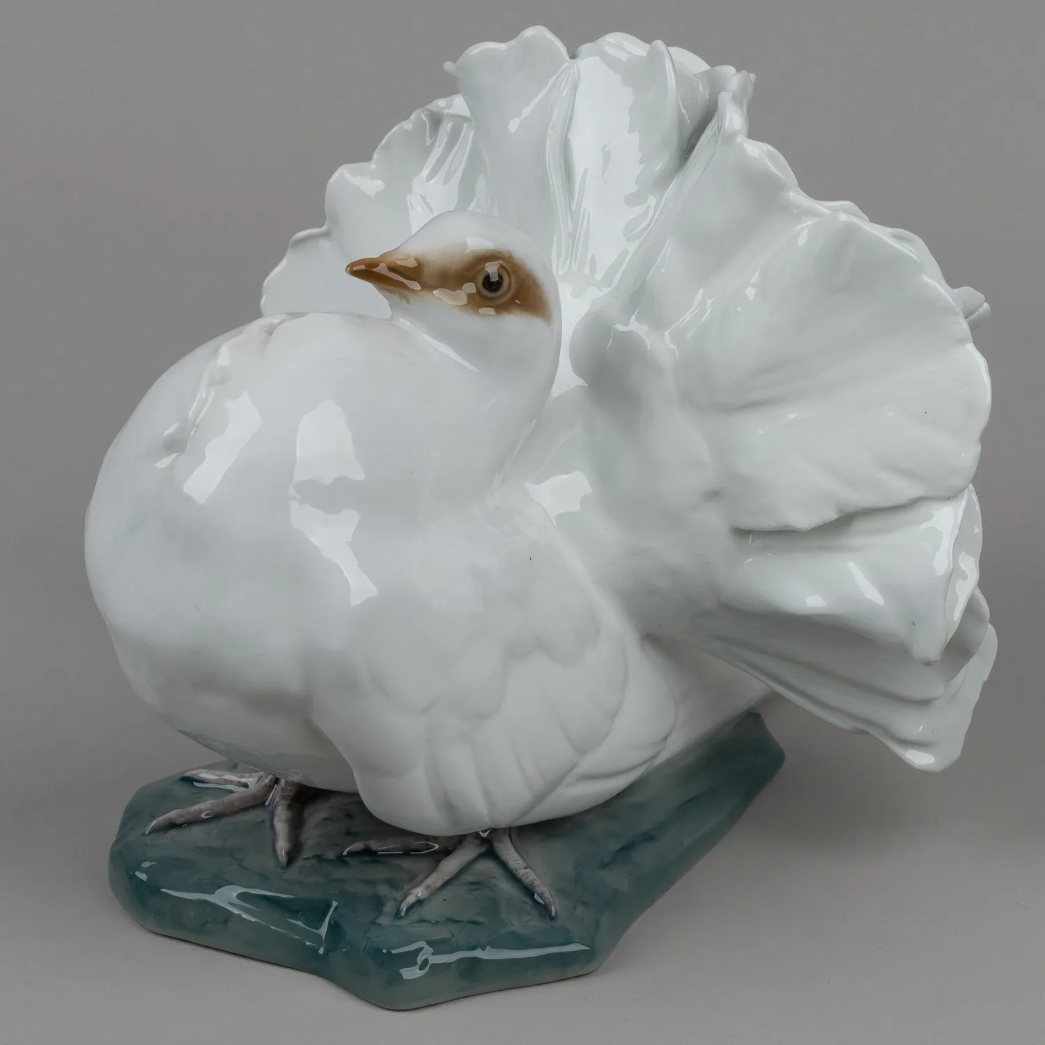 Статуэтка «Павлиний голубь». Германия, фабрика Rosenthal, серия Classic Rose, вторая половина XX века.