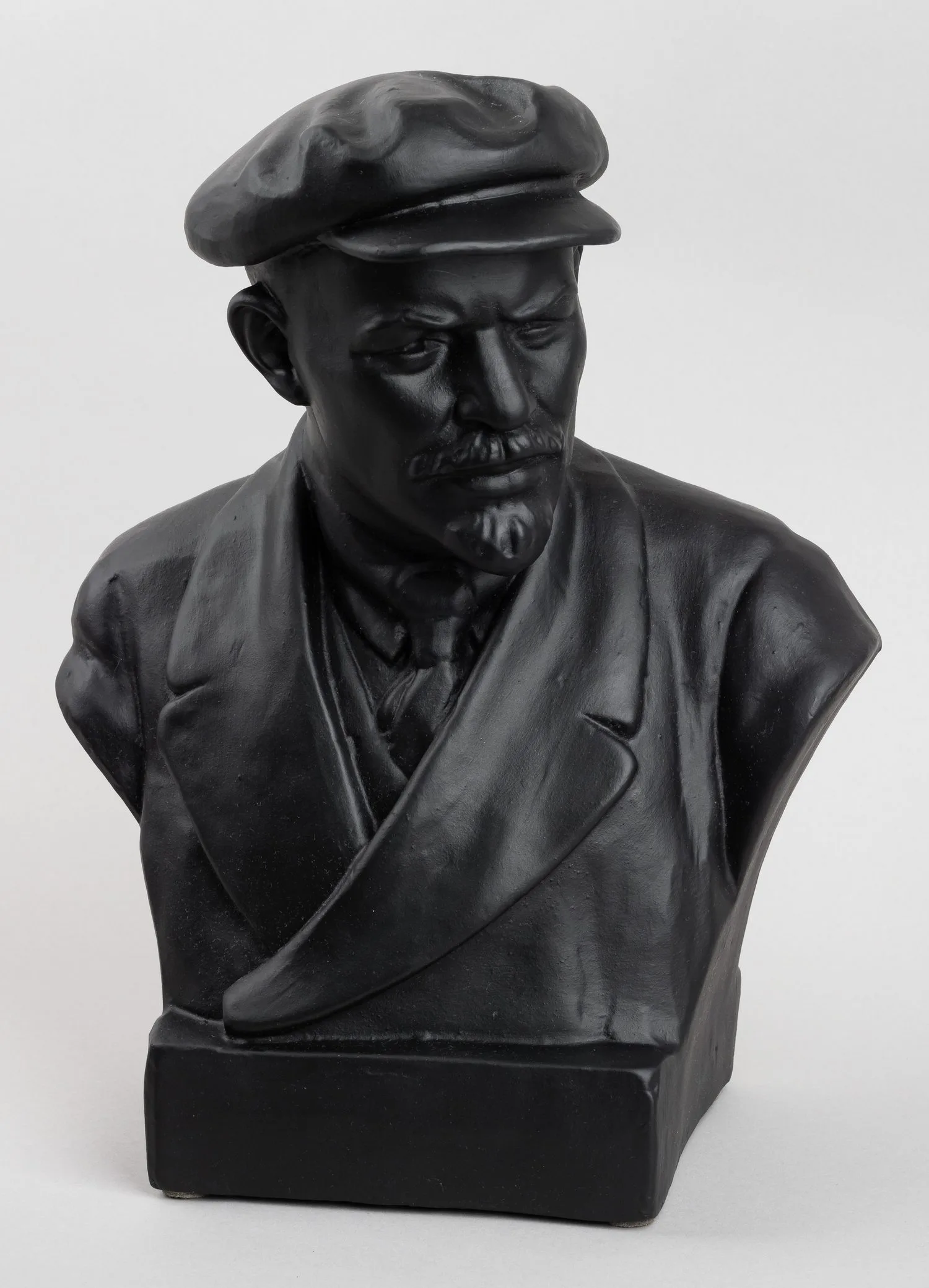 Бюст В.И. Ленина. СССР, Гжельский керамический завод «Всекохудожник», скульптор Л. Волконский, 1937-1938 годы.
