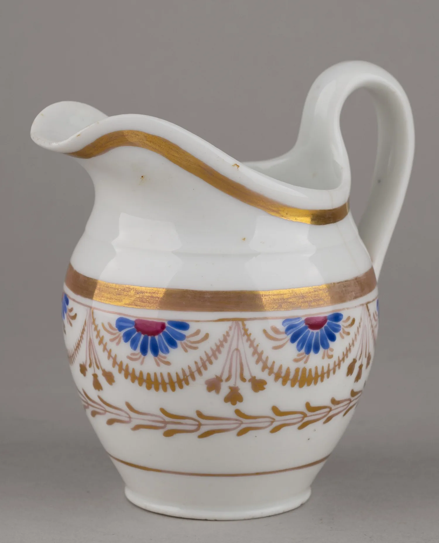 Молочник с орнаментом в стиле ампир. Россия, Завод братьев Новых. 1820-е–1830-е годы.