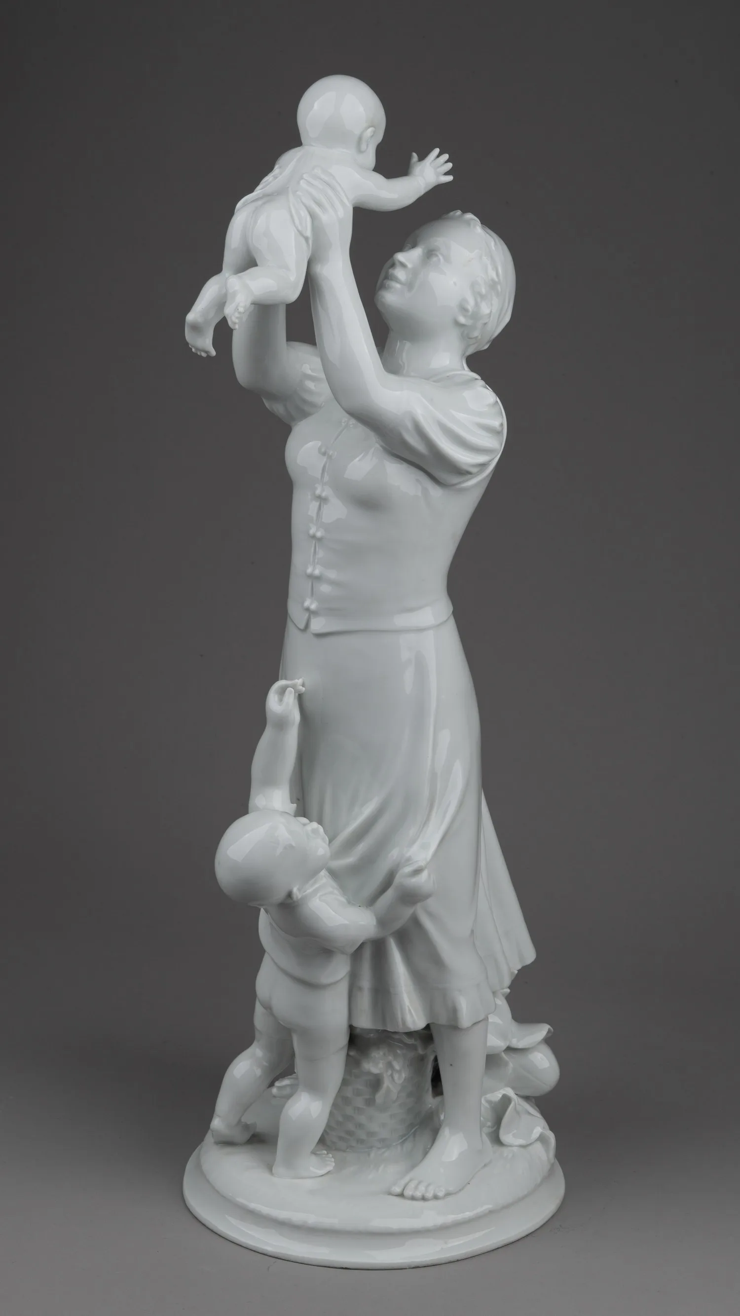 Скульптура «Материнство». Германия, мануфактура Meissen, скульптор A. Struck, 1930-40-е годы.
