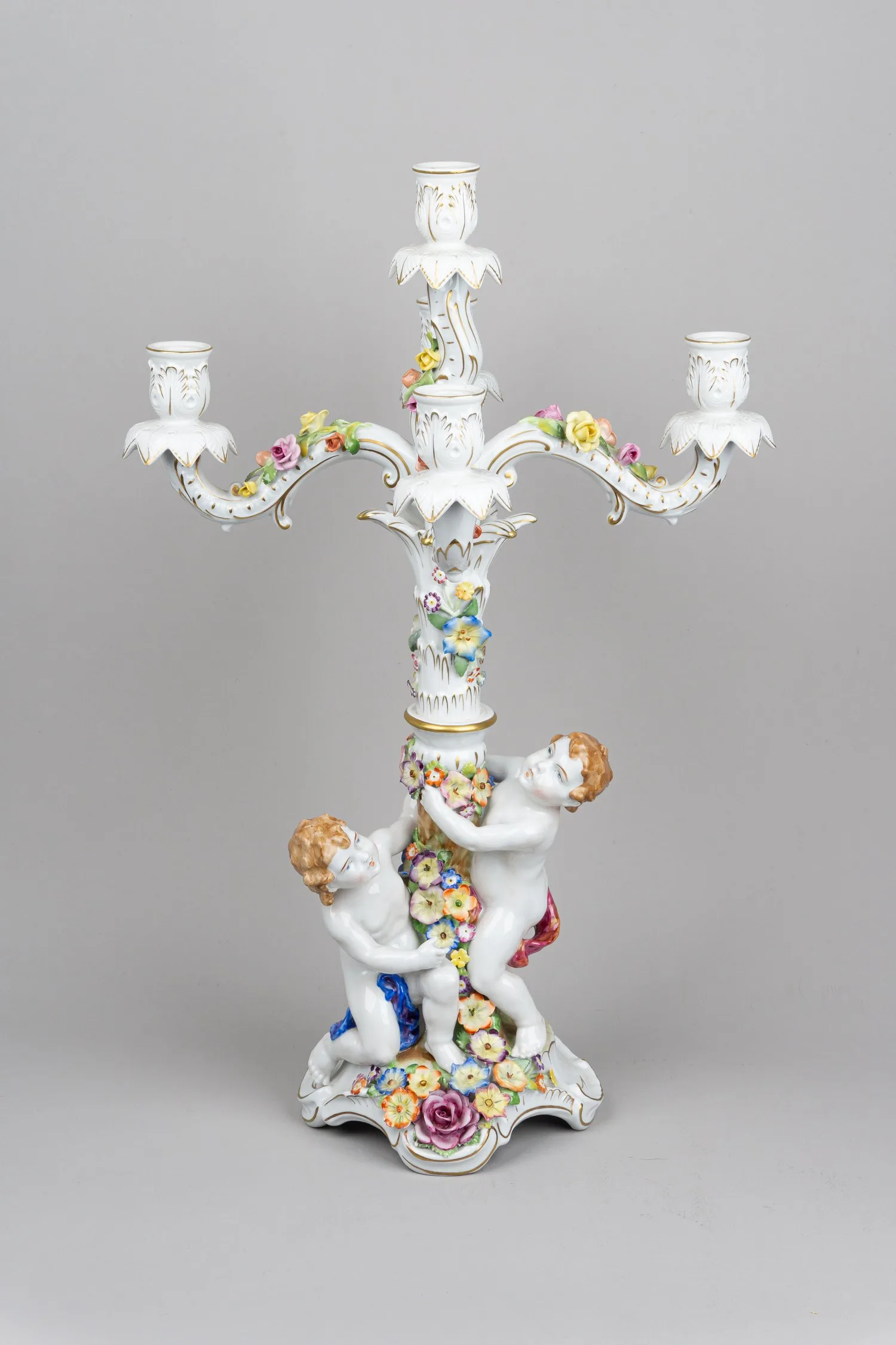 Подсвечник в виде цветущего древа с двумя путти. Германия, Тюрингия, мануфактура Von Schierholz, вторая треть ХХ века.