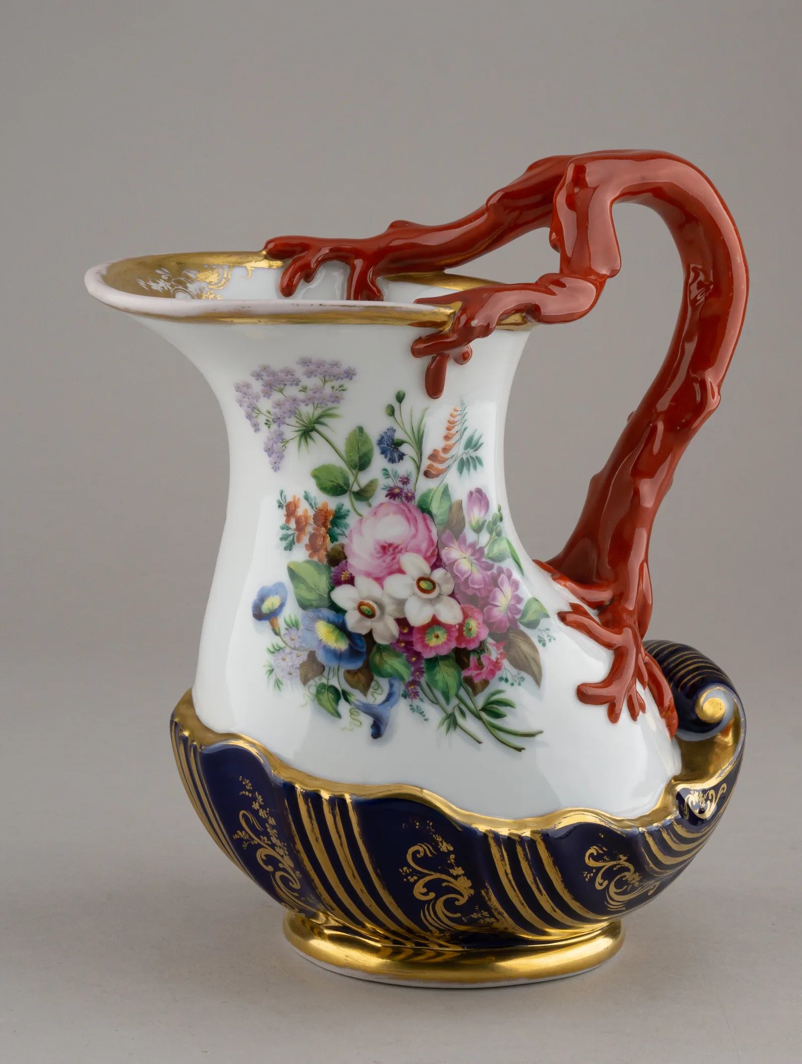 Кувшин с коралловой ручкой. Россия, завод А.Г. Попова, конец 1830-х — 1850-е годы.