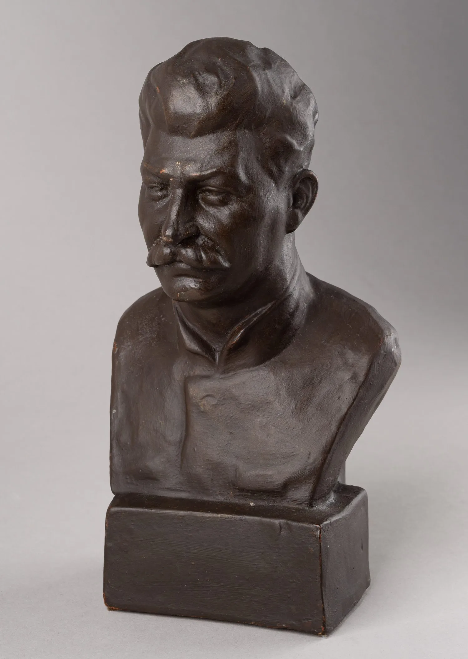 Бюст И. В. Сталина. СССР, Комбинат Всекохудожник Гжель, скульптор Н. Василик, 1933 год.