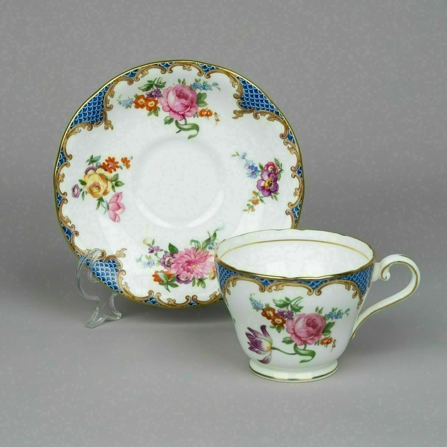 Чайная пара с узором из цветов и декоративной чешуи. Англия, фирма Aynsley England bone China, первая половина ХХ века.