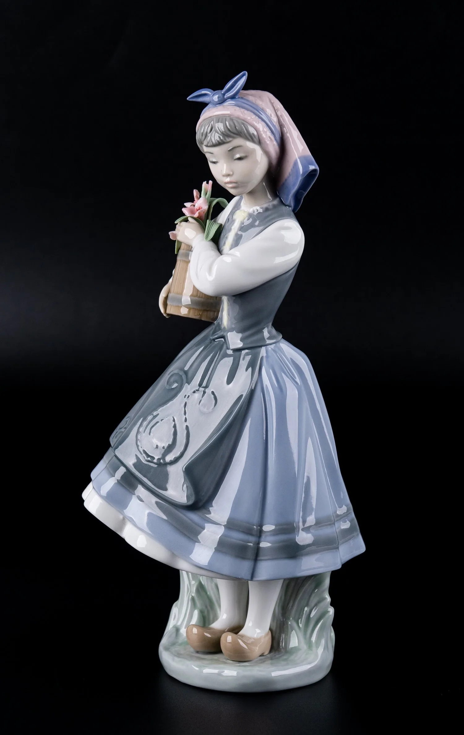 Статуэтка «Девочка с корзиной цветов». Испания, фирма Lladro, 1983.