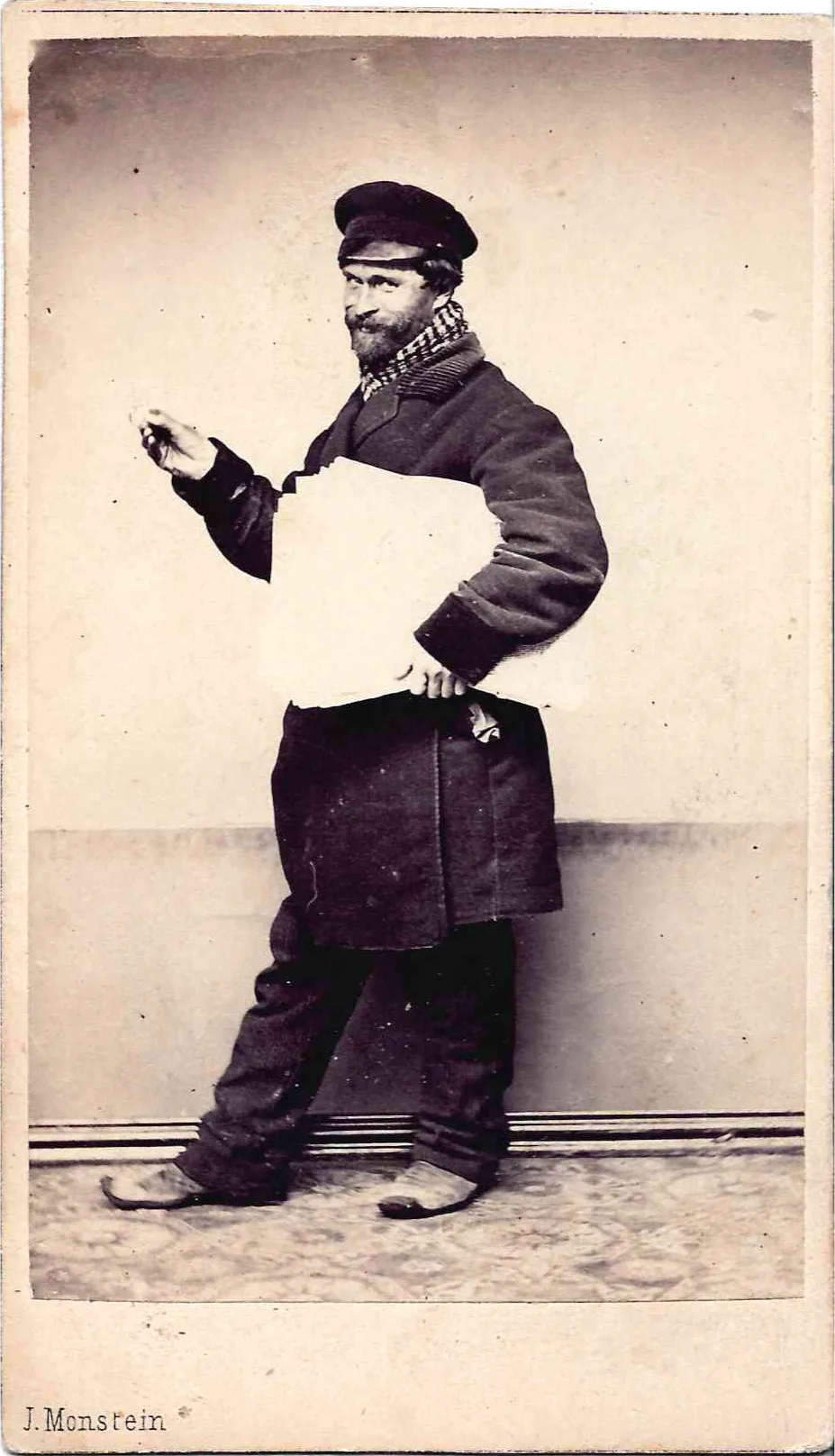 Монштейн И.А. Фотография (формат «визитка») «Типы Петербурга. Продавец газет». Конец 1860-х - начало 1870-х годов.