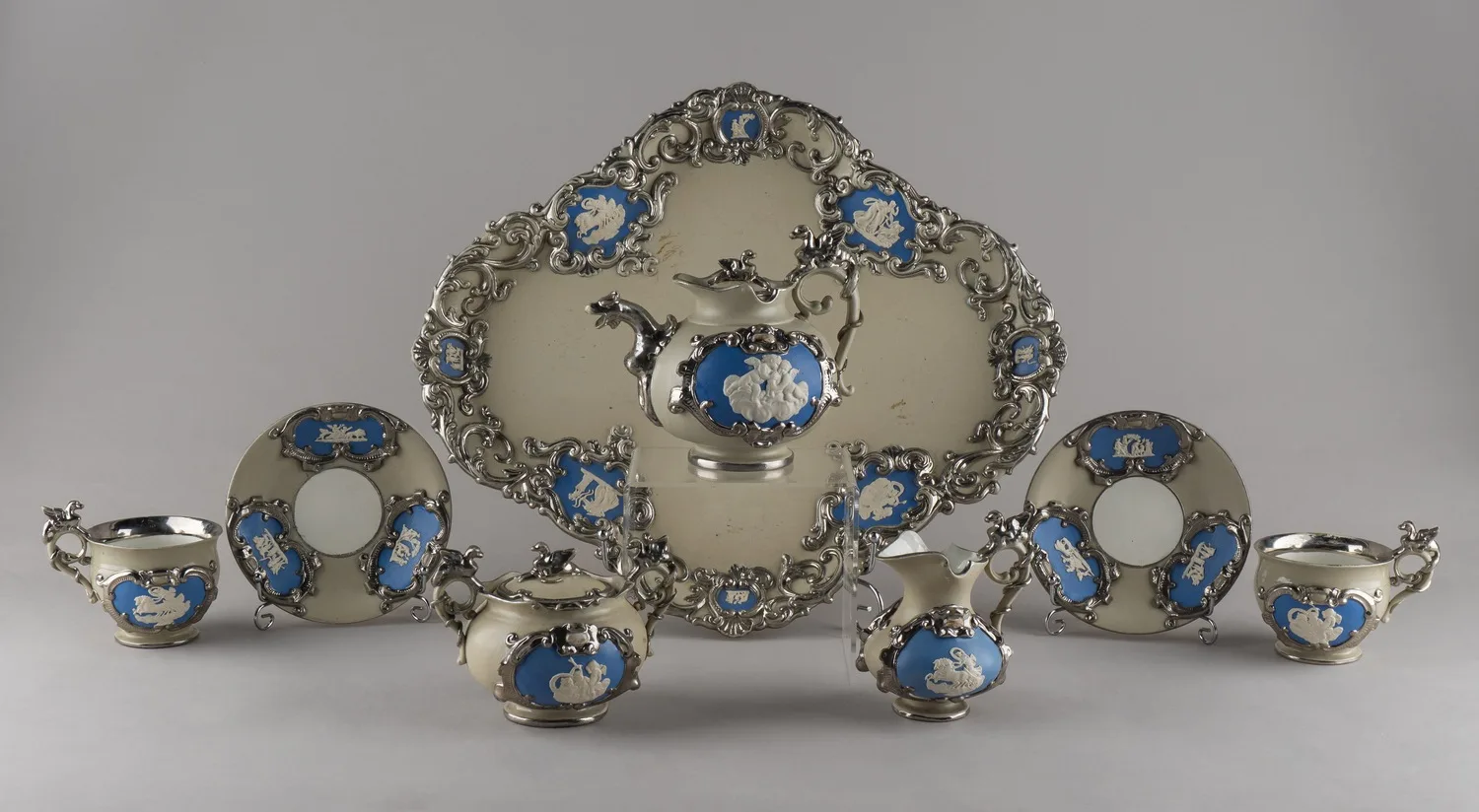 (Villeroy & Boch) Сервиз тет-а-тет на подносе. Германия, Метлах, мануфактура «Villeroy & Boch», 1852-1873 годы.