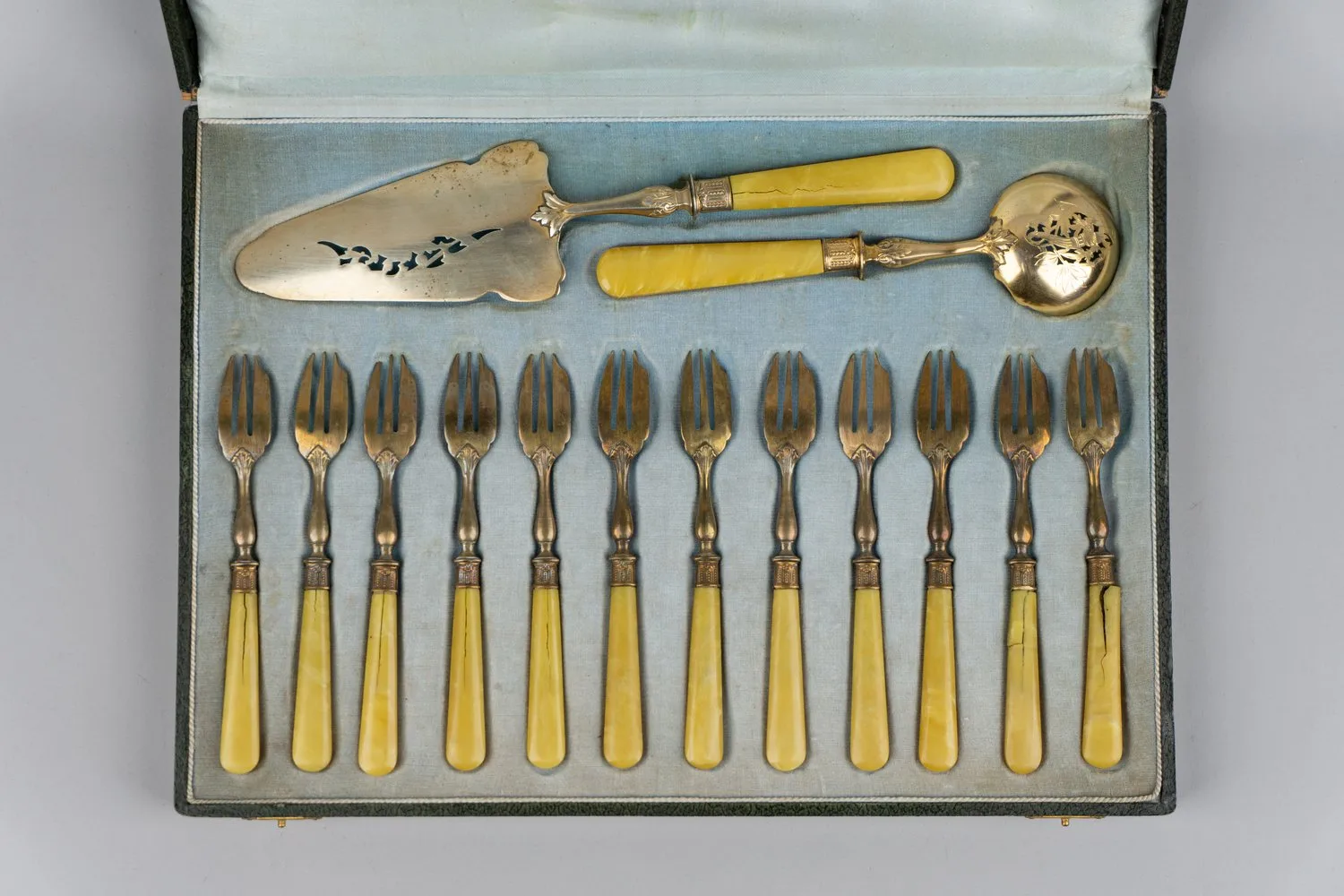 Десертный набор в оригинальной коробке. Франция, Ля Бурбуль, 1900-е годы.