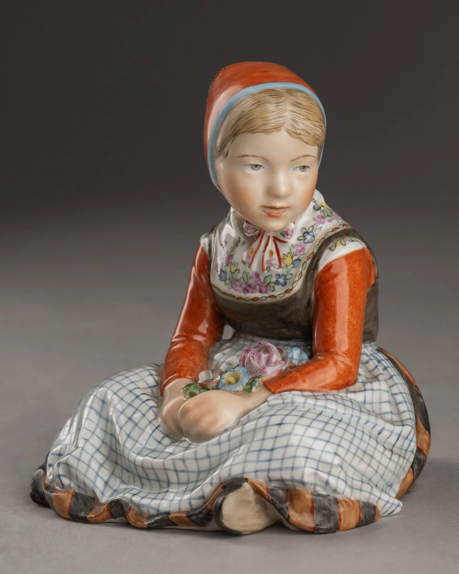 (Royal Copenhagen) Скульптура «Девочка с острова Фюн» (из серии "Национальные типажи"). Дания, Royal Copenhagen, Мартин-Хансен, К., 1920-е годы.