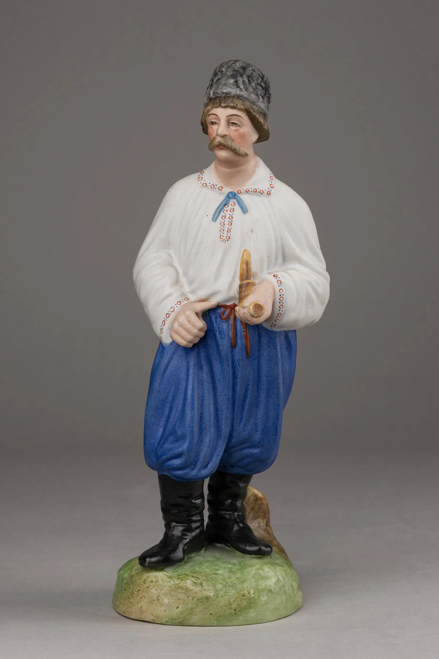 Малоросс с трубкой (Малороссиянин Харьковской губернии). Из серии «Народы России», по модели фабрики Гарднера, Дмитровская фабрика в Вербилках, 1927-1930-ый год.