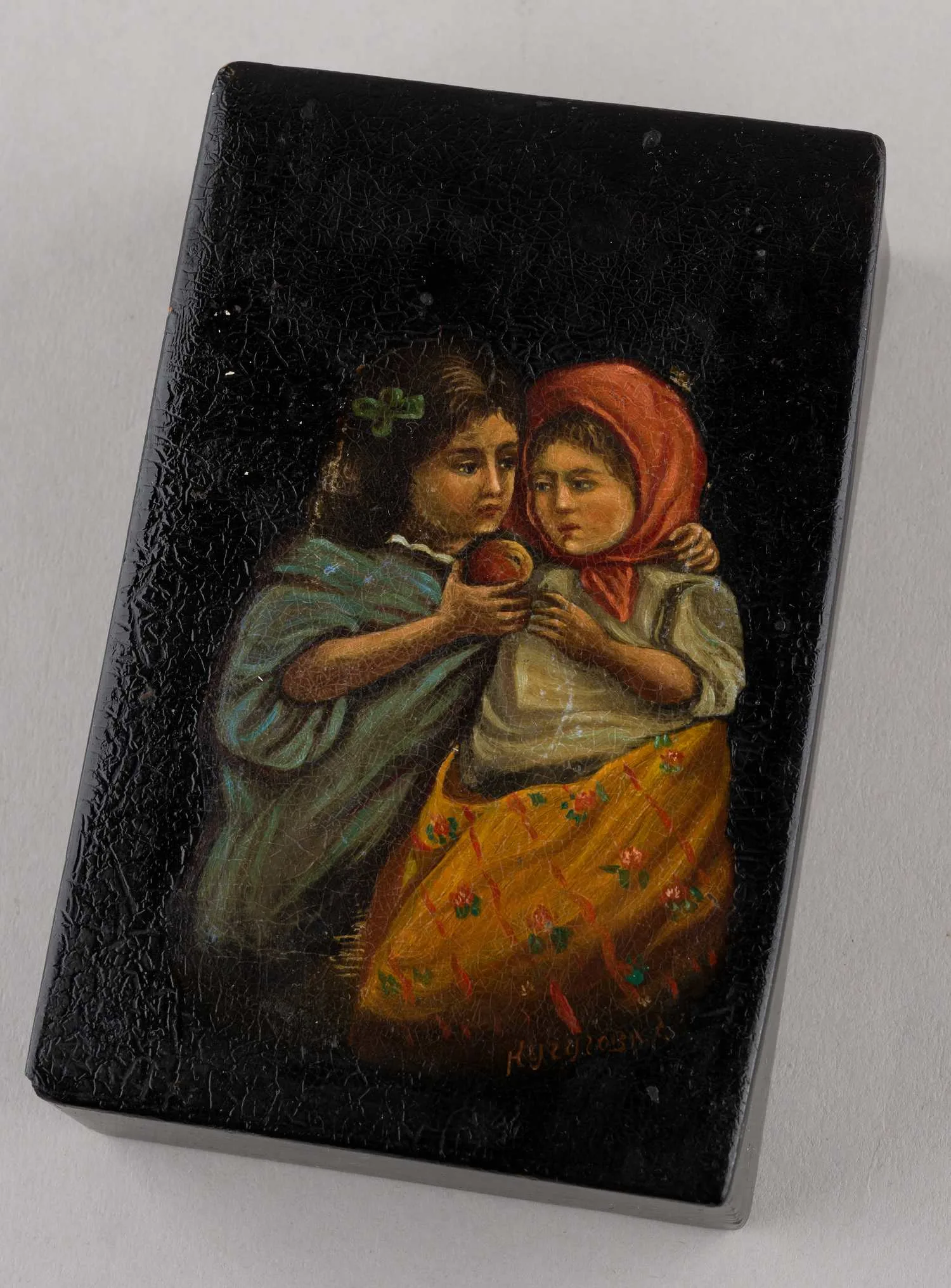 Шкатулка «Две девочки с яблоком». Федоскино. Художник Кучугова Глафина Николаевна, 1930-е годы.