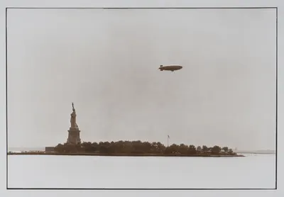 Агафонов А.В. Фотография «Дирижабль над Верхней Нью-Йоркской бухтой». 1990-е годы.