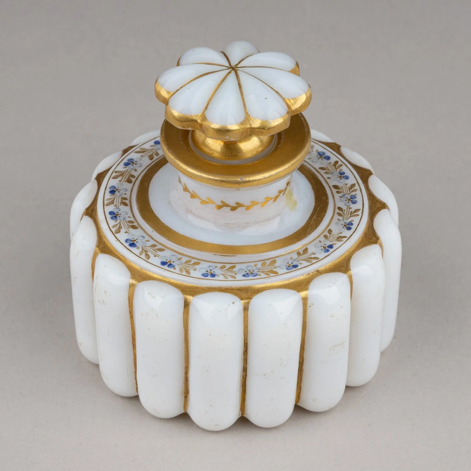 Флакон с цветочным орнаментом и золочением. Россия, 1830-е годы.