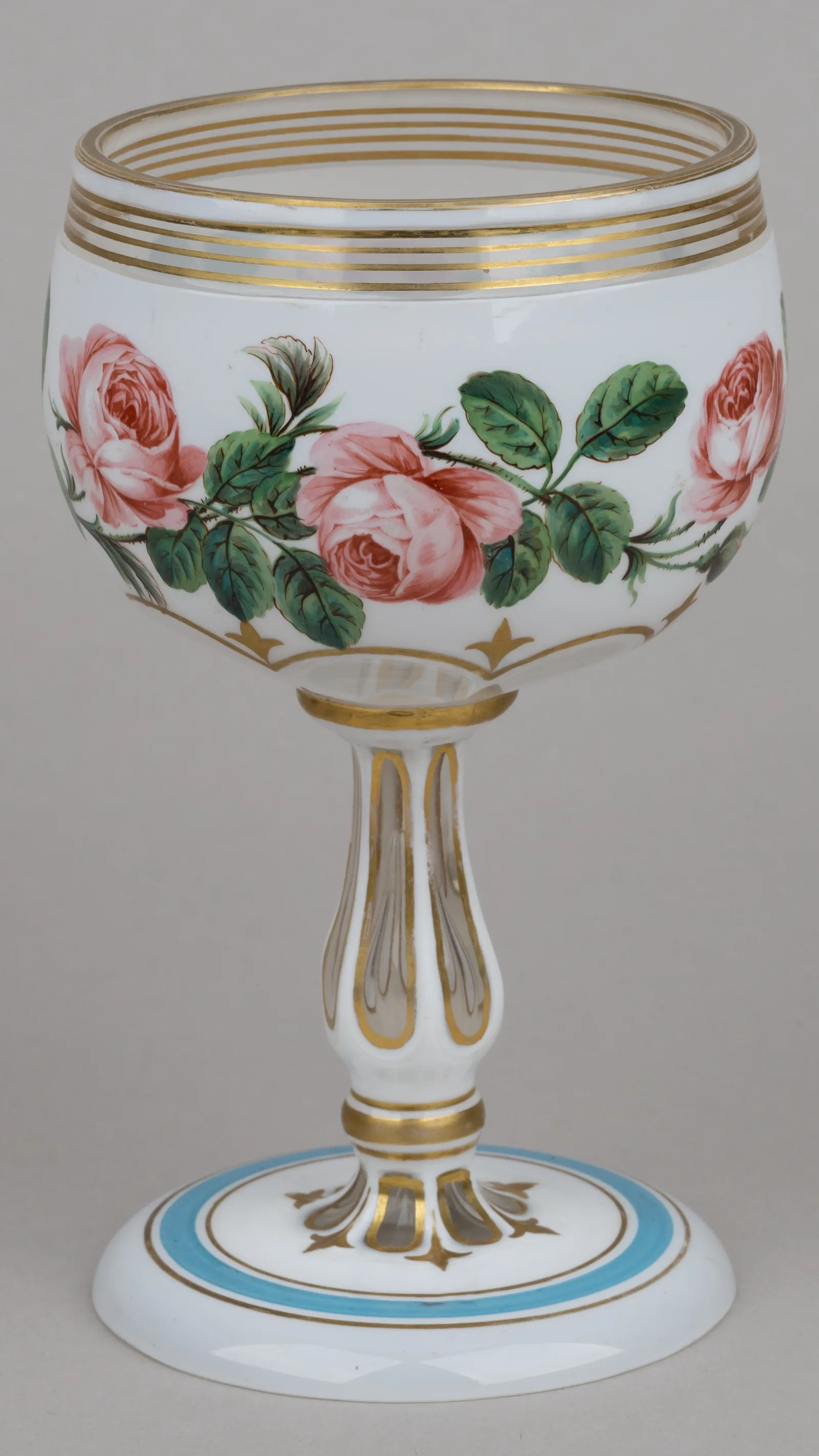 Бокал с росписью цветами роз. Богемия, 1840-1850-е годы.