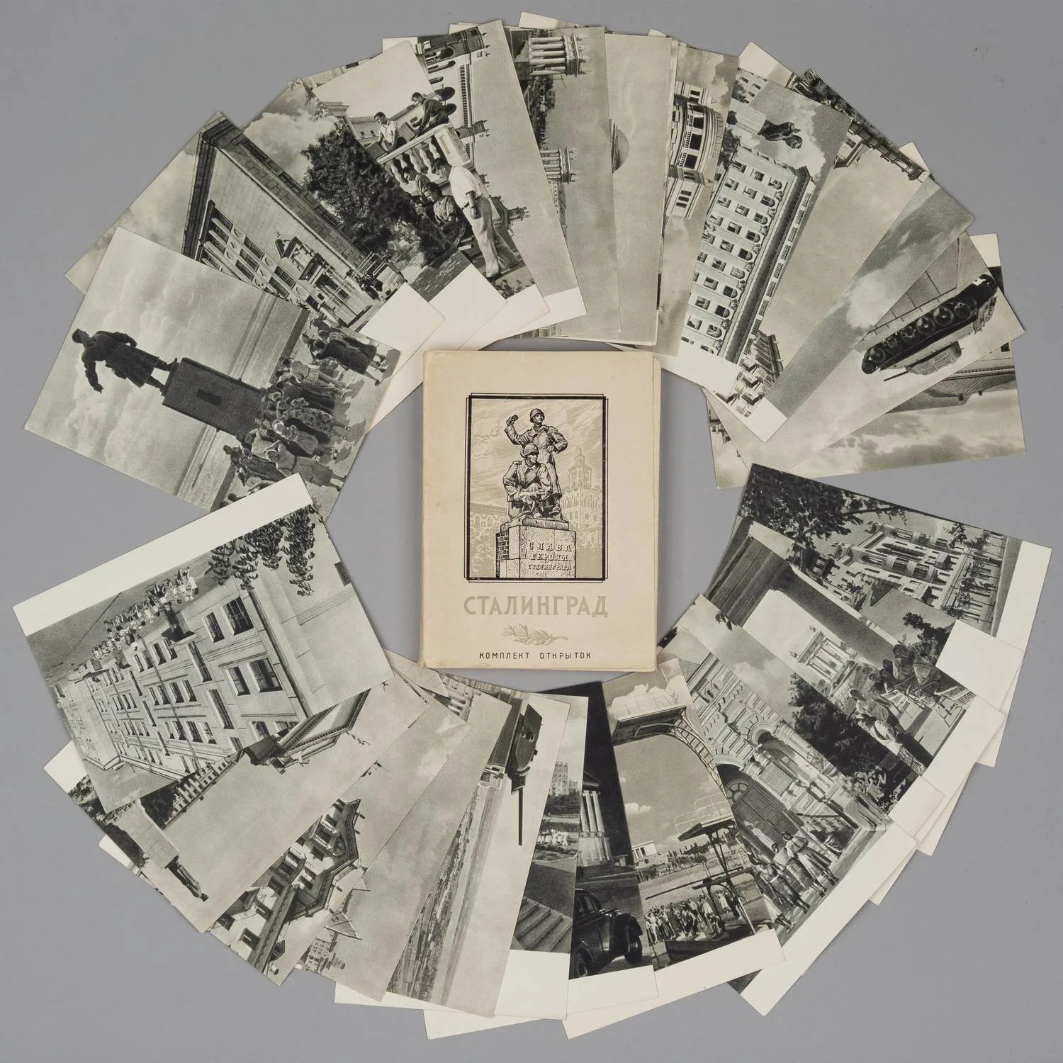 Комплект (32 открытки) «Сталинград» (М., 1954).