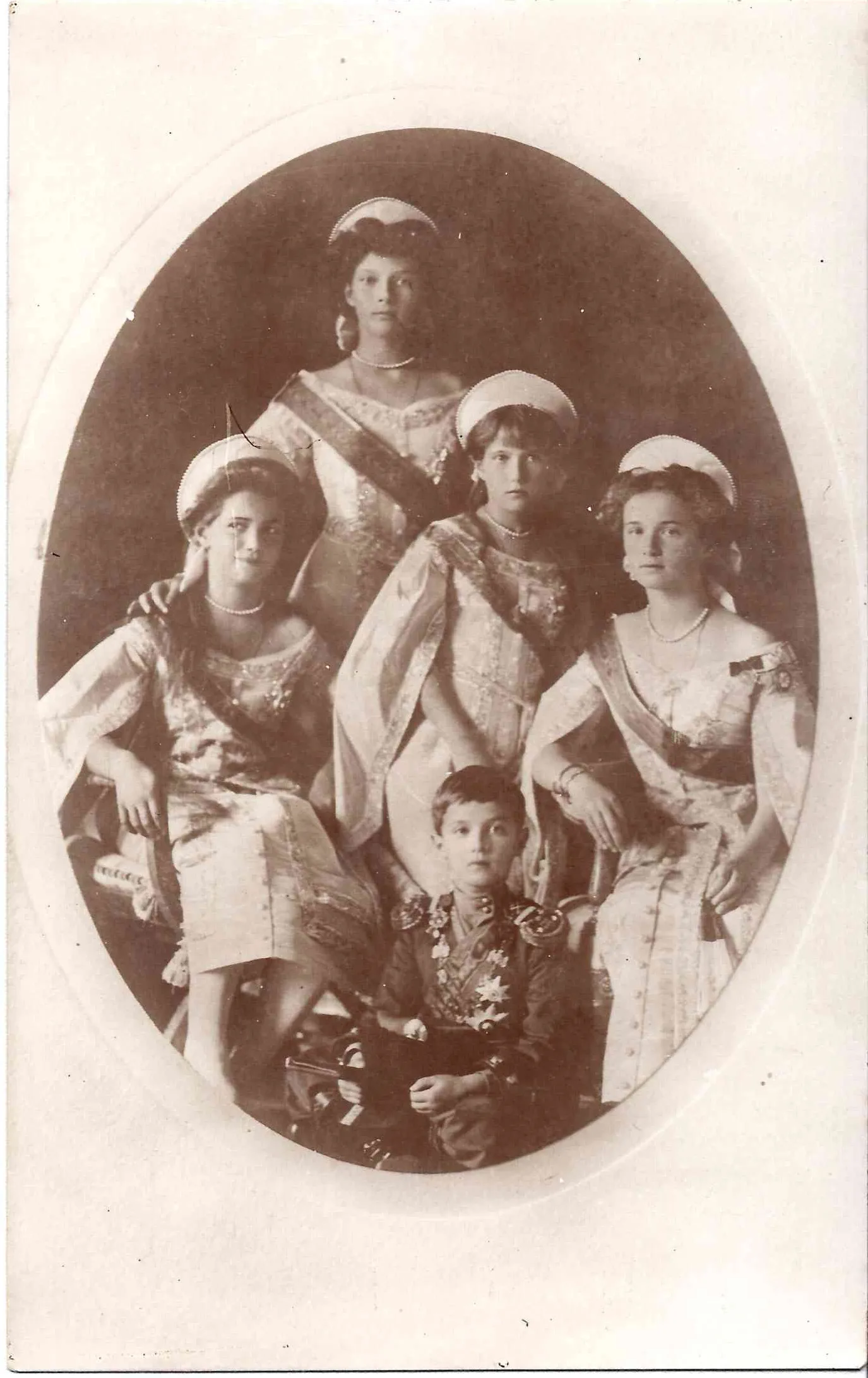 Фотооткрытка «Дети императора Николая II». Франция, 1920-е - 1930-е годы.