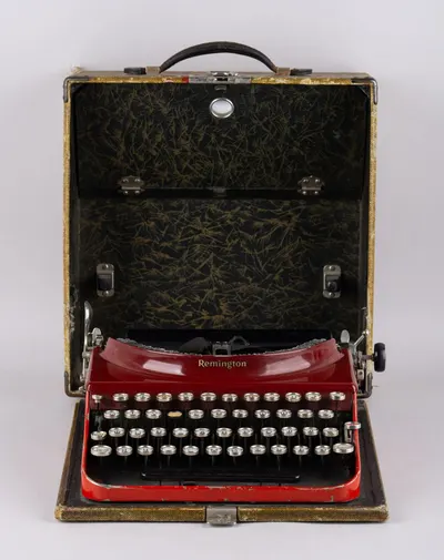 Портативная печатная машинка «Ремингтон - портативный» (Remington Portable), США, 1920-ые годы.