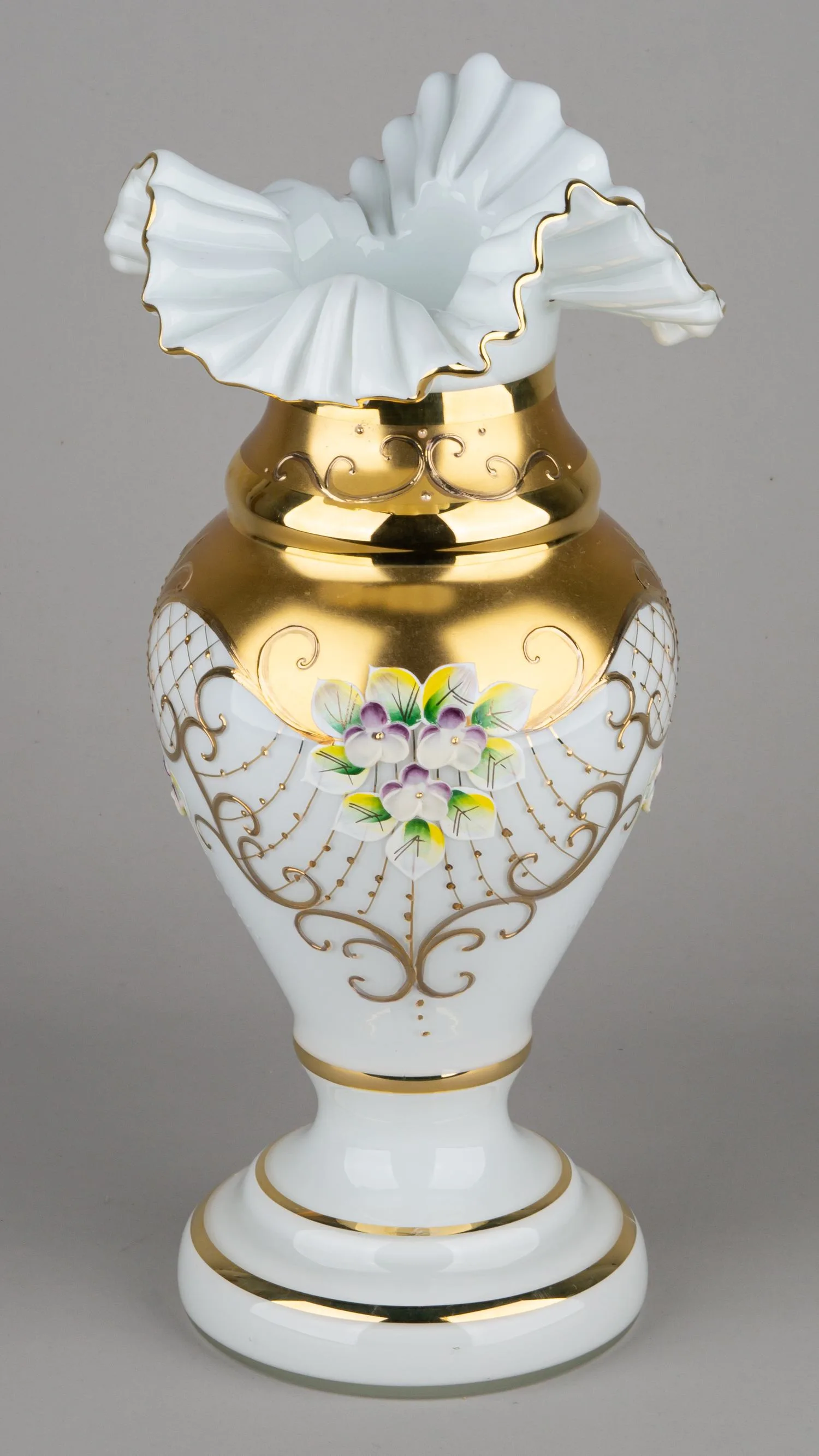 Ваза с изображение цветов и лоз. Чехия, Богемия, фирма Patocka, 1990-е годы.