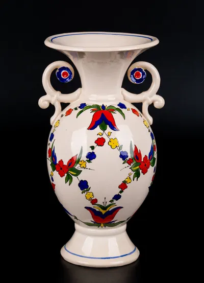 Ваза с цветочной росписью, посвящённая Олимпийским играм. СССР, 1980-ые годы.