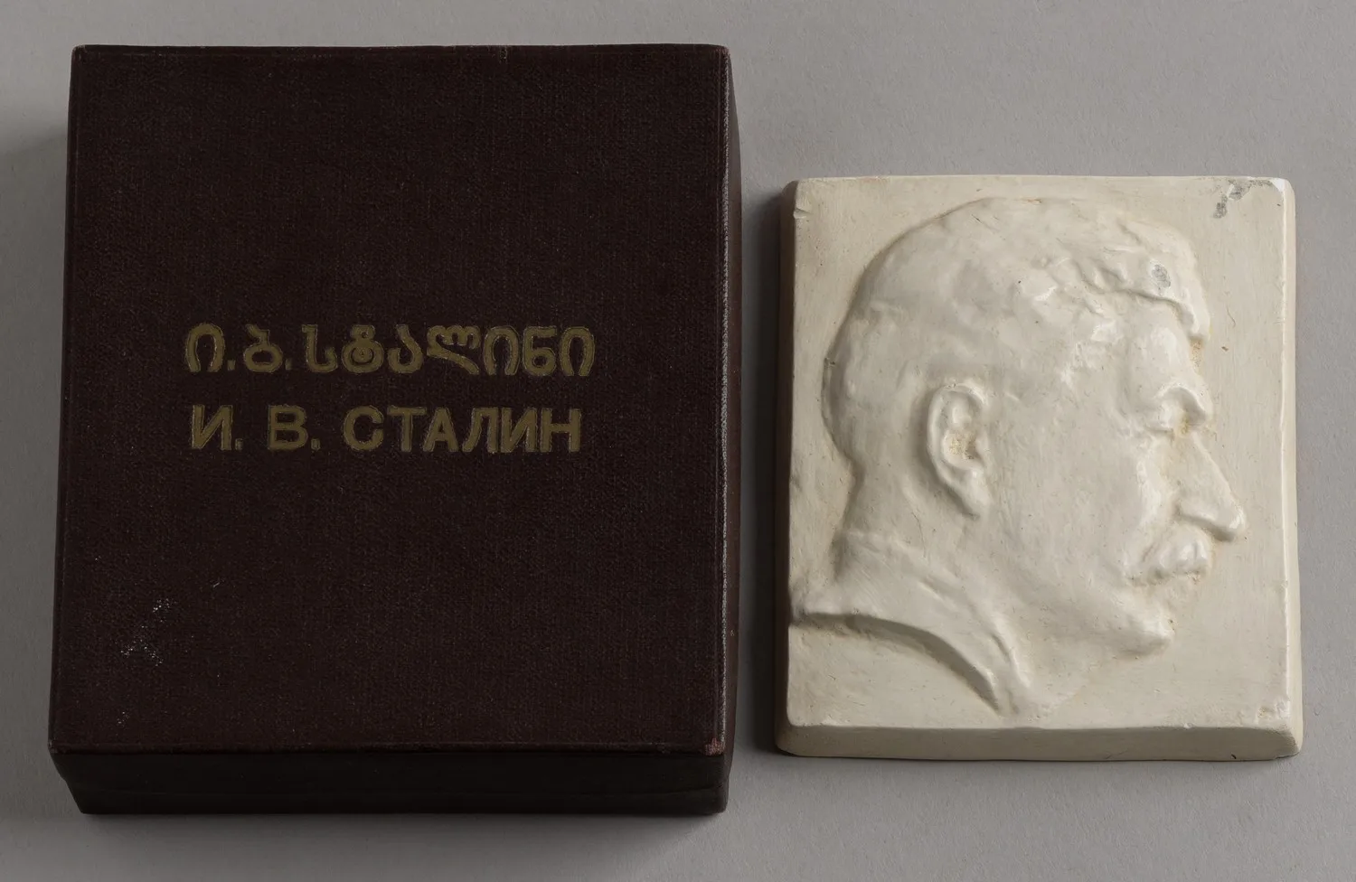 Плакетка «И.В. Сталин» в оригинальной коробке. СССР, Грузия, 1940-е годы.