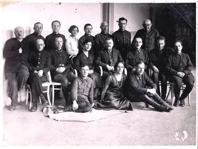 Групповая постановочная фотография сотрудников кожной клиники Военно-медицинской академии. 1934.