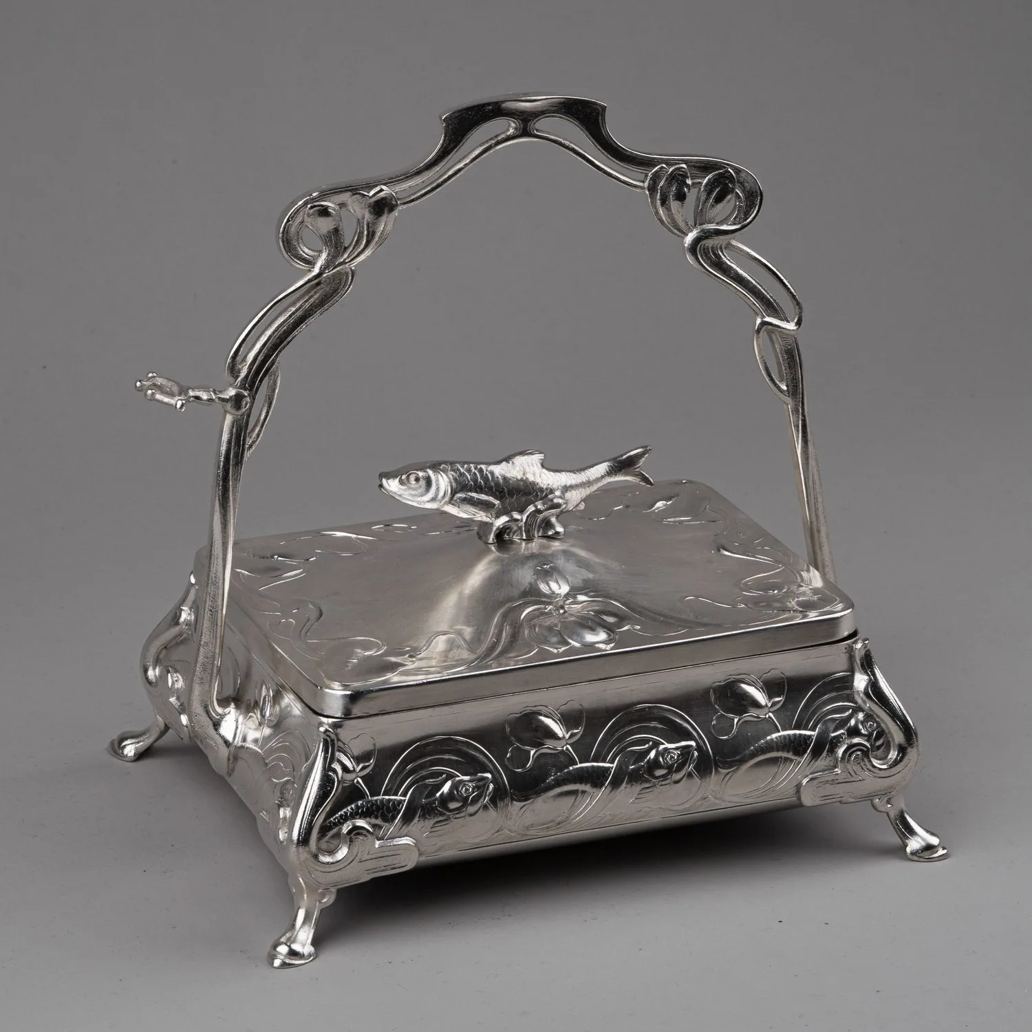 Икорница в стиле модерн с изображением рыб. Австрия, фирма Albert Köhler & Cie, 1900-е годы.