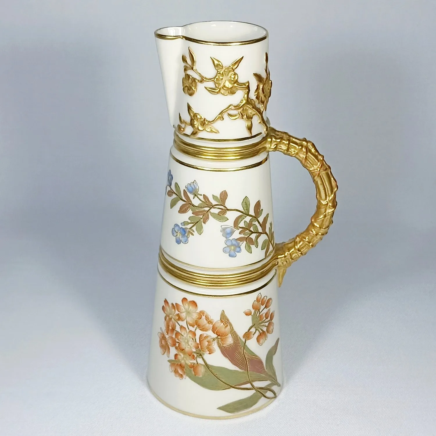 (Royal Worcester) Кувшин с изображением цветов, из серии «Blush Ivory». Англия, Royal Worcester, 1890.
