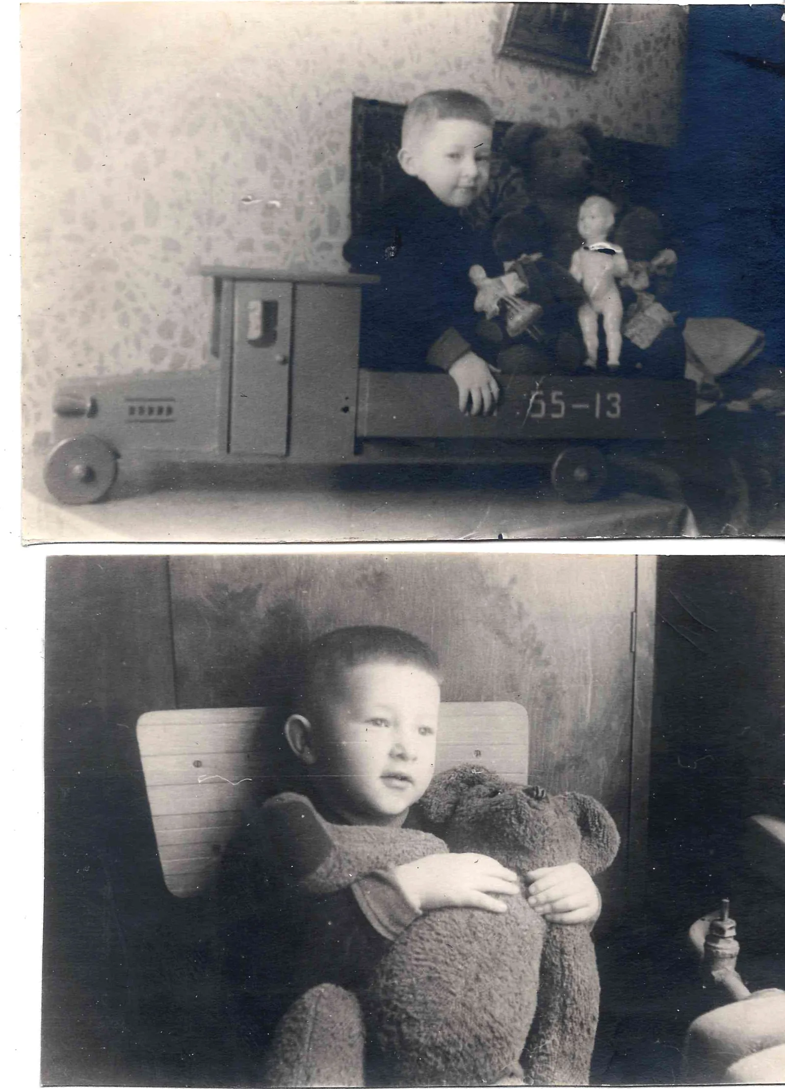 2 фотографии «Мальчик с игрушками». 1950-е годы.