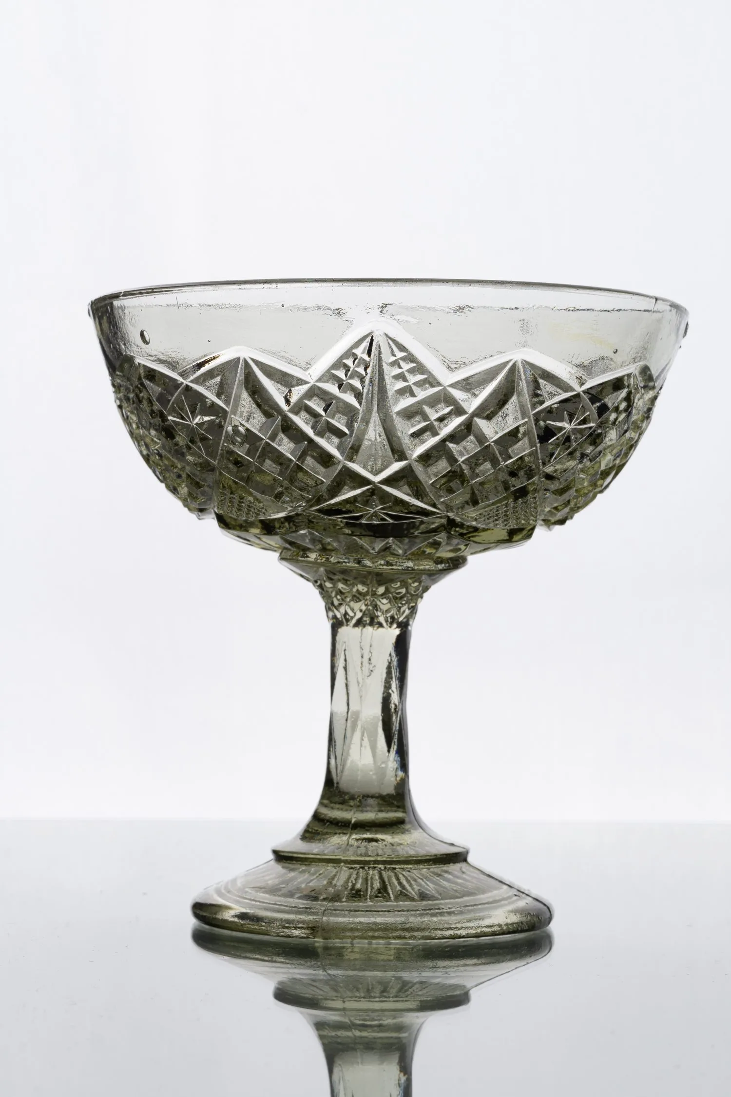 Конфетница прессованного стекла. СССР, Стекольный завод имени Бухарина, 1930-е годы.