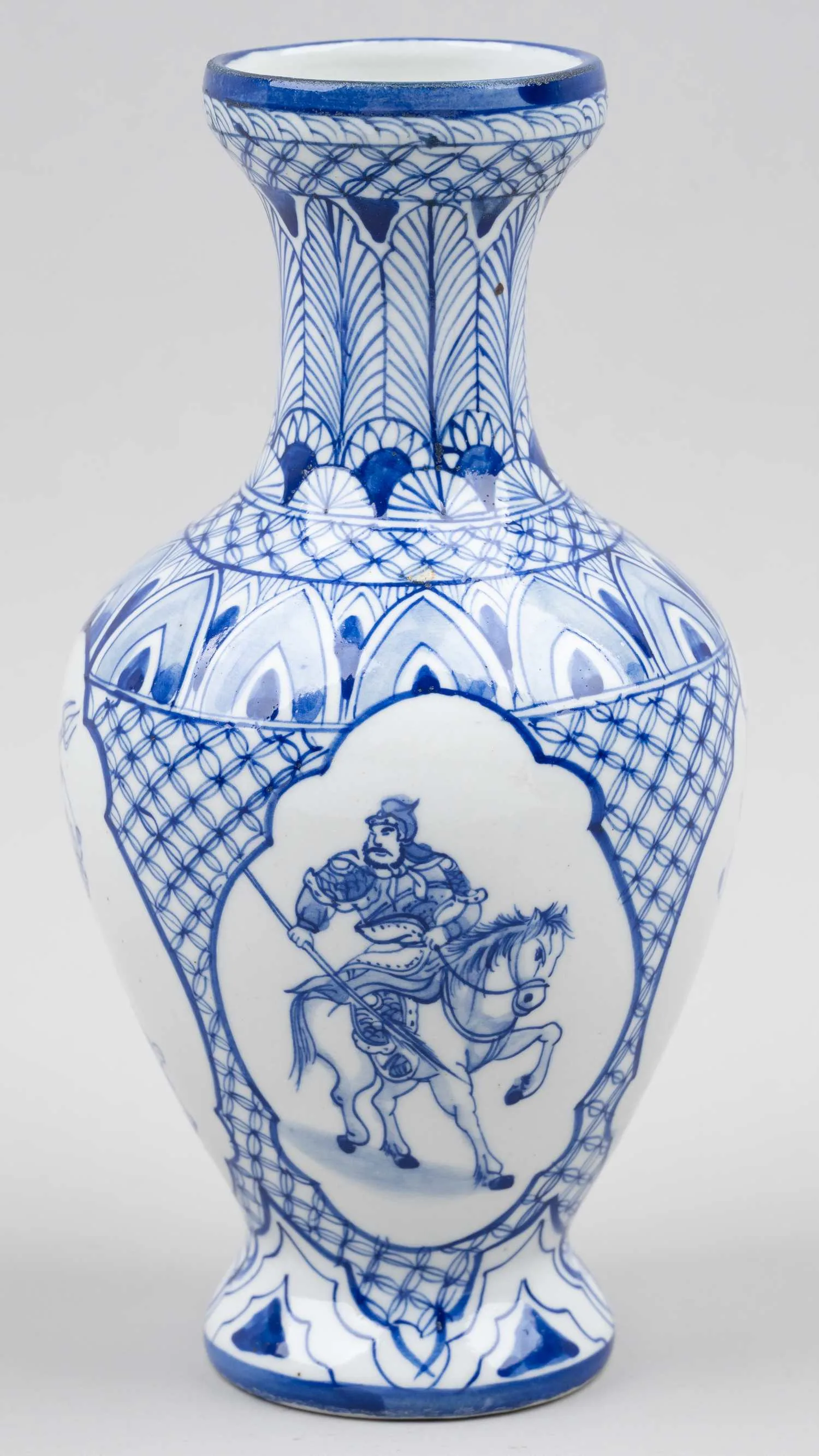 Ваза с изображением воинов. Китай, 1970-80-е годы.
