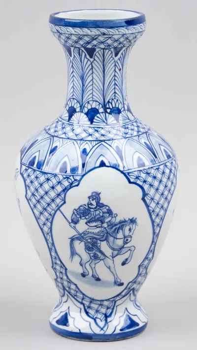 Ваза с изображением воинов. Китай, 1970-80-е годы.