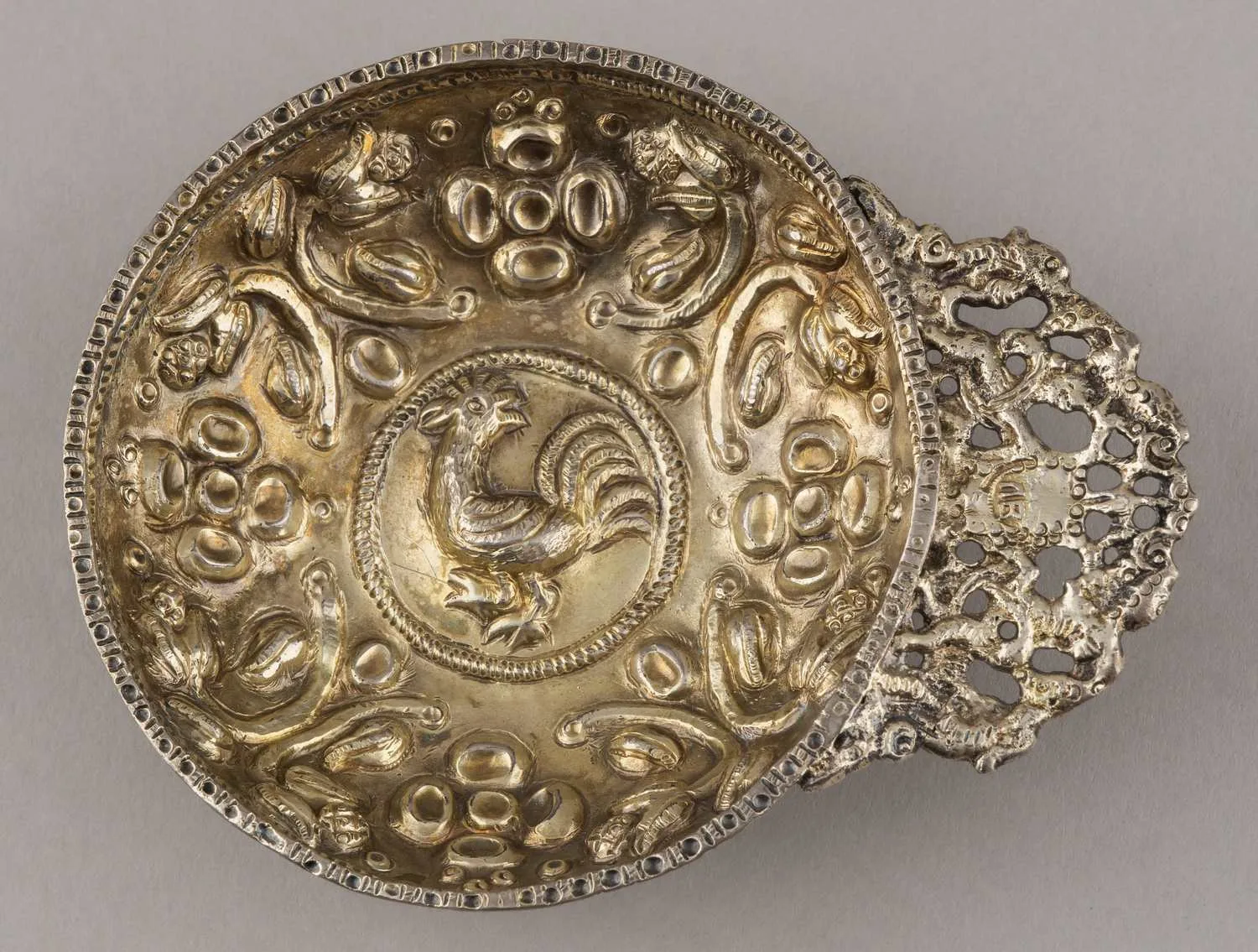 (1680-е гг. С экспертизой Московского Кремля) Чарка с изображением петуха. Россия, Москва, 1686–1698 годы.