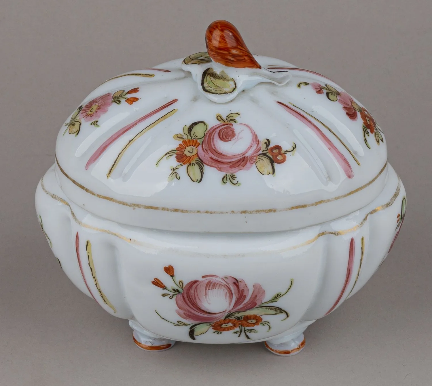Сахарница с розанами и навершием в виде плода груши. Россия, 1780-е годы.